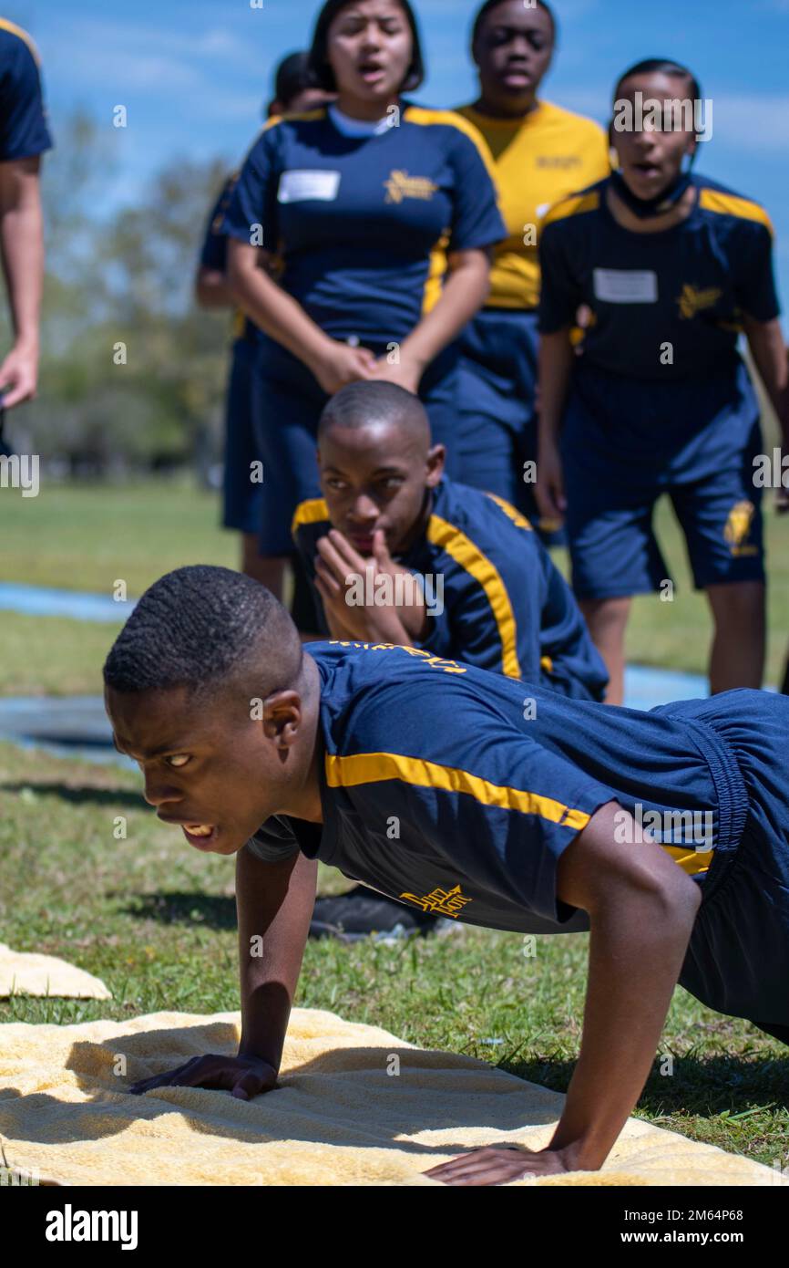 220401-N-PW480-2293 PENSACOLA, FLORIDA (1. April 2022) – Ein Navy Junior Reserve Officers Training Corps (NJROTC)-Kadett nimmt am Push-up-Event beim NJROTC National Academic, Athletic, and Drill Competition 2022 am 1. April Teil. NJROTC-Kadetten von 27 Schulen im ganzen Land versammelten sich für den Wettbewerb. Es ist die erste, die seit 2019 persönlich abgehalten wird und die umfassendste Prüfung der allgemeinen NJROTC-Schulung und -Leistung darstellt. Das Naval Service Training Command (NSTC) überwacht 583 NJROTC- und 58 Navy National Defense Cadet Corps (NNDCC)-Einheiten in den USA und weltweit. Stockfoto