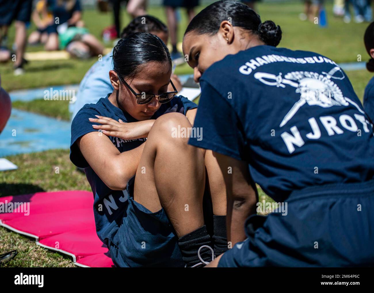 220401-N-PW480-2065 PENSACOLA, FLORIDA (1. April 2022) – Ein Navy Junior Reserve Officers Training Corps (NJROTC)-Kadett nimmt am Curl-Up-Event beim NJROTC National Academic, Athletic, and Drill Competition 2022 am 1. April Teil. NJROTC-Kadetten von 27 Schulen im ganzen Land versammelten sich für den Wettbewerb. Es ist die erste, die seit 2019 persönlich abgehalten wird und die umfassendste Prüfung der allgemeinen NJROTC-Schulung und -Leistung darstellt. Das Naval Service Training Command (NSTC) überwacht 583 NJROTC- und 58 Navy National Defense Cadet Corps (NNDCC)-Einheiten in den USA und weltweit. Stockfoto