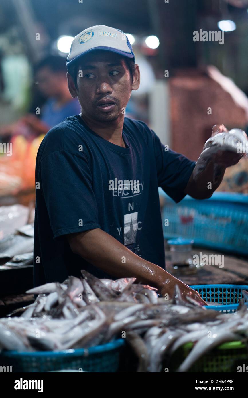 Der traditionelle Fischmarkt in der Pabean Street, Surabaya. Indonesien. 2. Januar 2023. Editorial Stockfoto