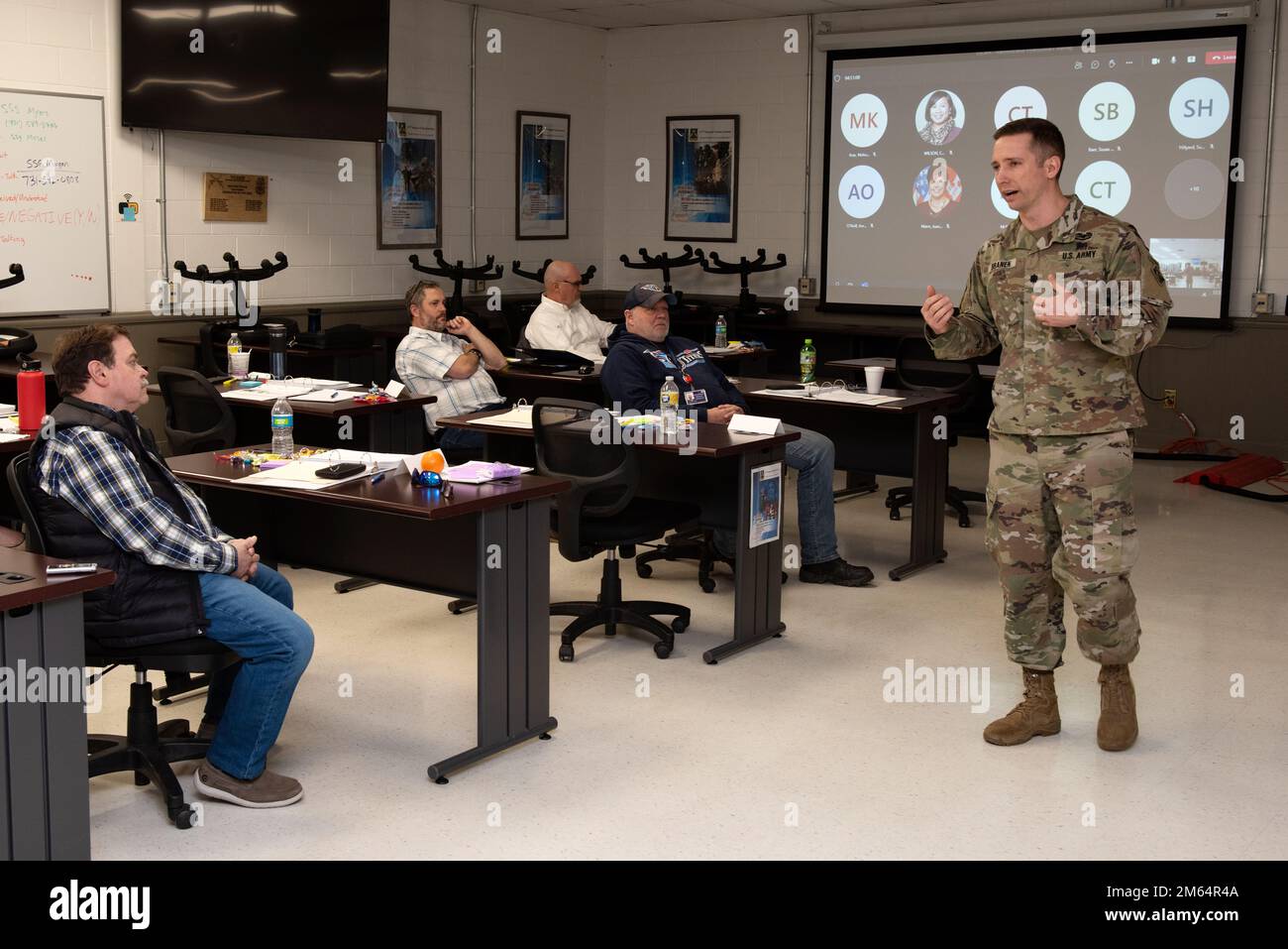 Oberstleutnant Nathan Branen, USA Stellvertretender Befehlshaber des Army Corps of Engineers im Bezirk Nashville dankt den Verwaltungsfachleuten des Bezirks für ihre Teilnahme am „Educational Seminar and Conference for Administrative Professional’s Enrichment“ am 1. April 2022 in der Tennessee National Guard Training Facility in Smyrna, Tennessee. Stockfoto