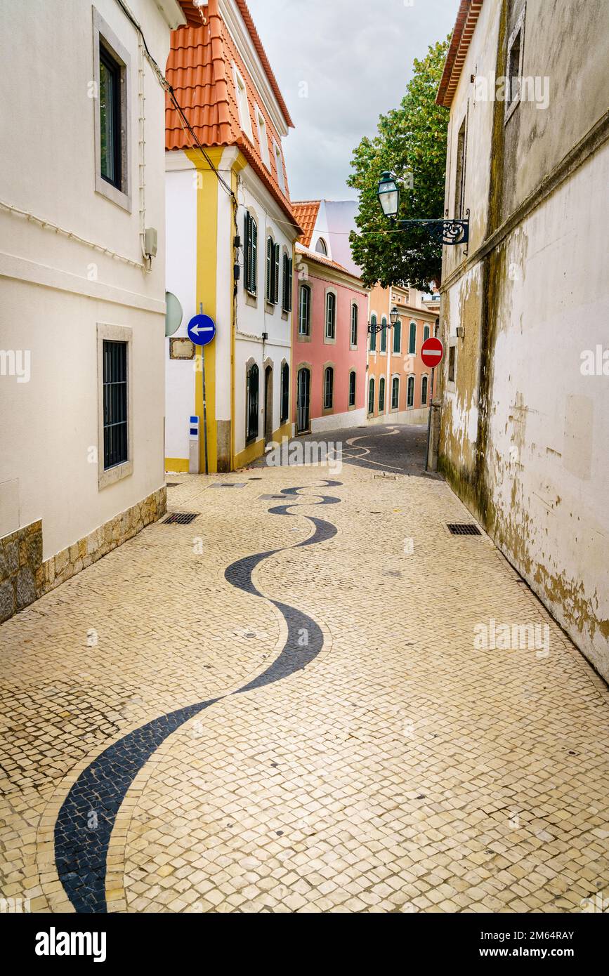 Fußgängerzone mit Kopfsteinpflaster in Cascais, Portugal Stockfoto