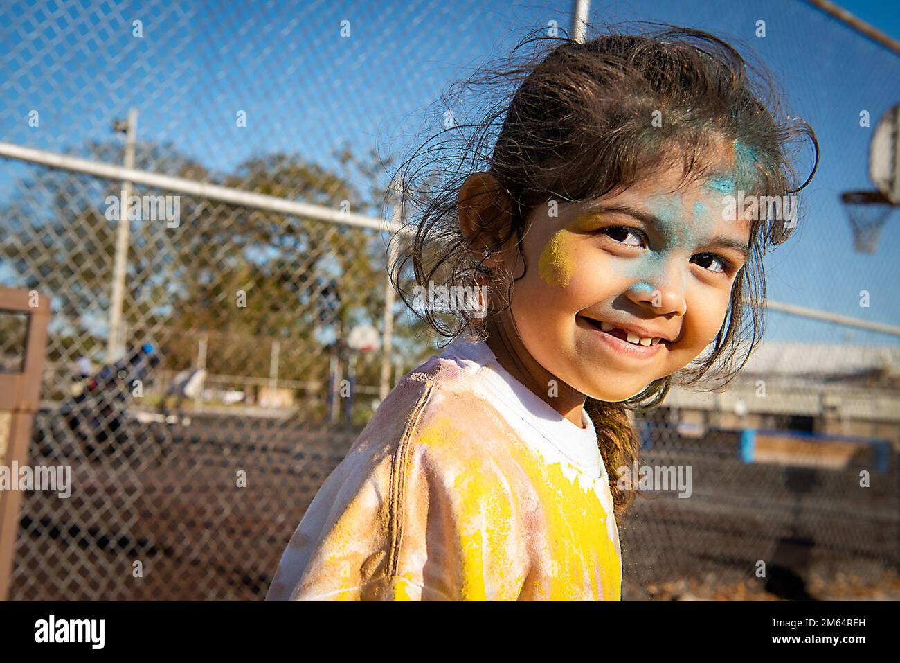 Das Youth Center veranstaltete den America's Kids Color Run 2022 am 1. April 2022 auf dem Luftwaffenstützpunkt Eglin, Florida. Mehr als 200 Kinder und Eltern wurden während des Laufs in einen Regenbogen aus Maisstärke-basierter Kreidefarbe übergossen. Alle Teilnehmer erhielten ein kostenloses Hemd und eine Medaille. (USA Air Force Photo/Jaime Bishopp) Stockfoto