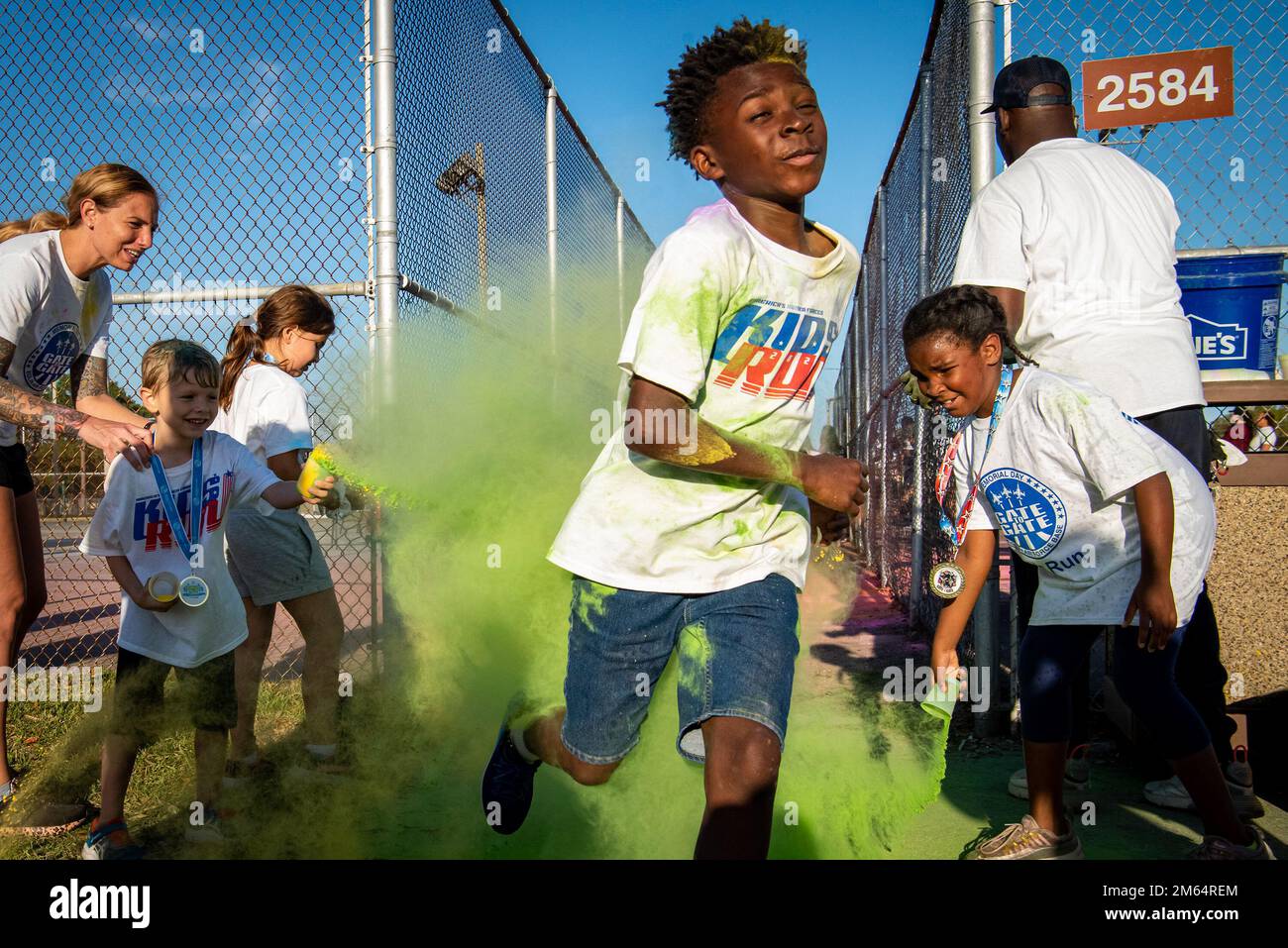 Das Youth Center veranstaltete den America's Kids Color Run 2022 am 1. April 2022 auf dem Luftwaffenstützpunkt Eglin, Florida. Mehr als 200 Kinder und Eltern wurden während des Laufs in einen Regenbogen aus Maisstärke-basierter Kreidefarbe übergossen. Alle Teilnehmer erhielten ein kostenloses Hemd und eine Medaille. (USA Air Force Photo/Jaime Bishopp) Stockfoto