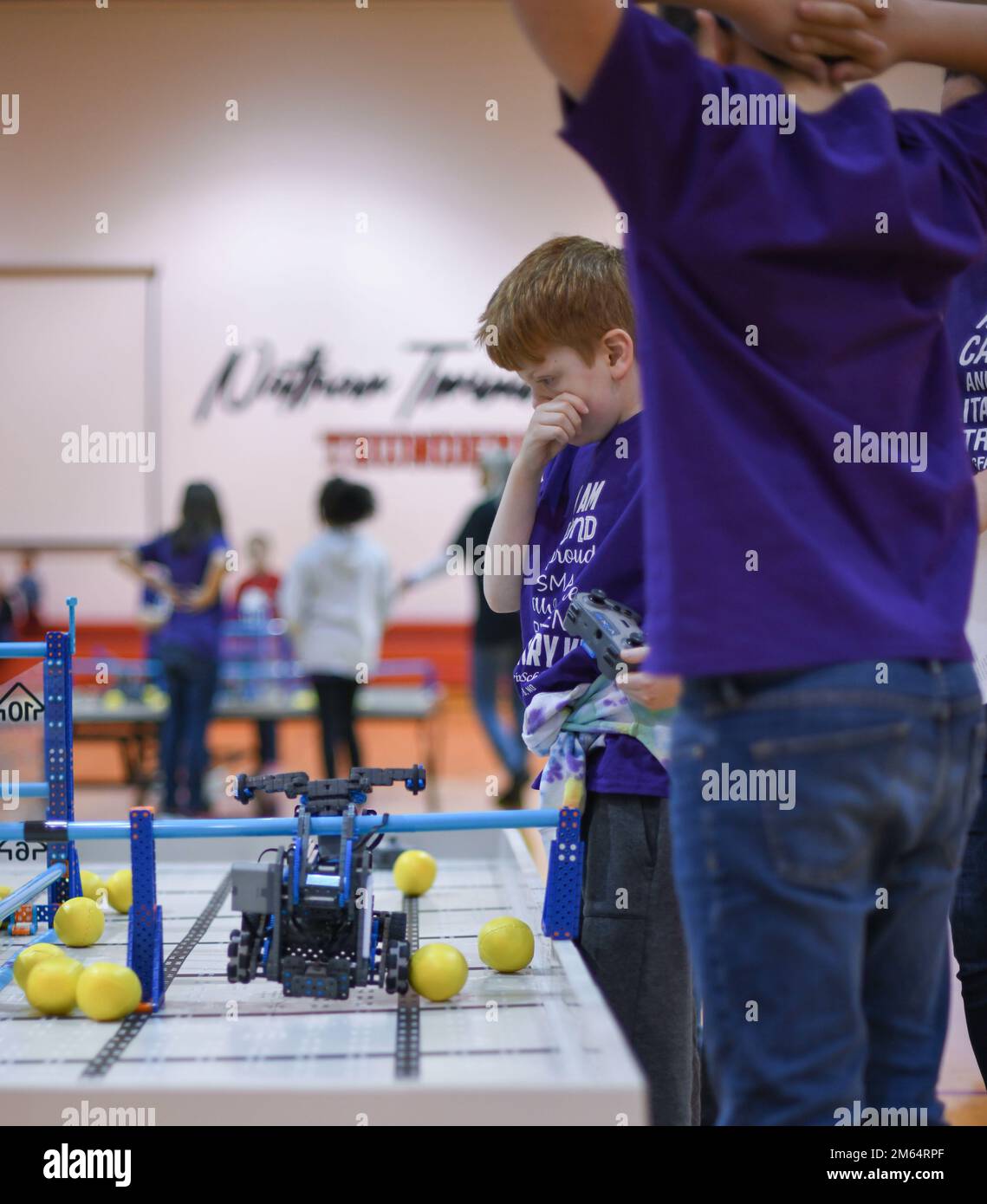 Die Schüler nehmen am MINT Day an einem Roboterwettbewerb in der Nathan Twining Elementary and Middle School am Luftwaffenstützpunkt Grand Forks, North Dakota, am 1. April 2022 Teil. Die Schüler mussten ihre Roboter einsetzen, um Punkte zu sammeln. Stockfoto