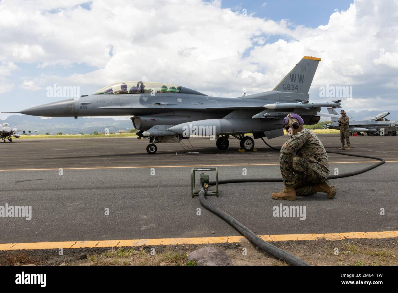 USA Lane Krasser, ein Spezialist für Treibstoff bei der Energy Company, Combat Logistics Regiment 3, überwacht die Heißbetankung in den USA Air Force F-16 Fighting Falcon zugewiesen zu 13. Fighter Squadron, 35. Fighter Wing, während Übung Balikatan 22 am Basa Air Base, Philippinen, 1. April 2022. Balikatan ist eine jährliche Übung zwischen den Streitkräften der Philippinen und dem US-Militär, die darauf abzielt, die bilaterale Interoperabilität, Fähigkeiten, Vertrauen und Zusammenarbeit zu stärken, die über Jahrzehnte hinweg aus gemeinsamen Erfahrungen aufgebaut wurden. Balikatan 22 ist die 37.-Iteration der Übung und fällt zusammen Stockfoto