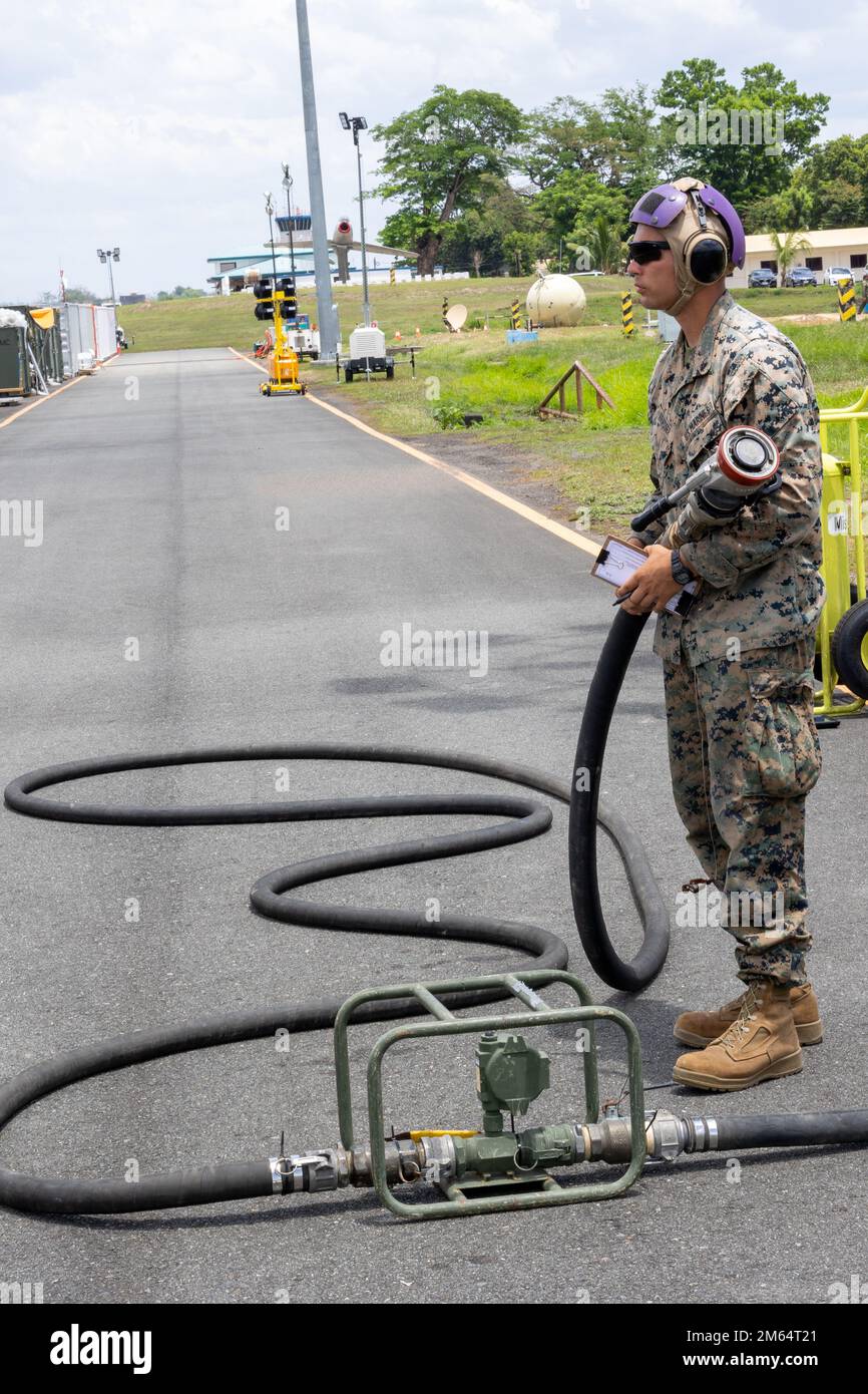 USA Lane Krasser, ein Spezialist für Treibstoff bei der Energy Company, Combat Logistics Regiment 3, bereitet sich auf die Wiederauffüllung eines US-amerikanischen Flugzeugs vor Air Force F-16 Fighting Falcon während der Übung Balikatan 22 am Basa Air Base, Philippinen, 1. April 2022. Balikatan ist eine jährliche Übung zwischen den Streitkräften der Philippinen und dem US-Militär, die darauf abzielt, die bilaterale Interoperabilität, Fähigkeiten, Vertrauen und Zusammenarbeit zu stärken, die über Jahrzehnte hinweg aus gemeinsamen Erfahrungen aufgebaut wurden. Balikatan 22 ist die 37. Wiederholung der Übung und fällt mit dem 75. Jahrestag des US-philippinischen Sicherheitskodexes zusammen Stockfoto