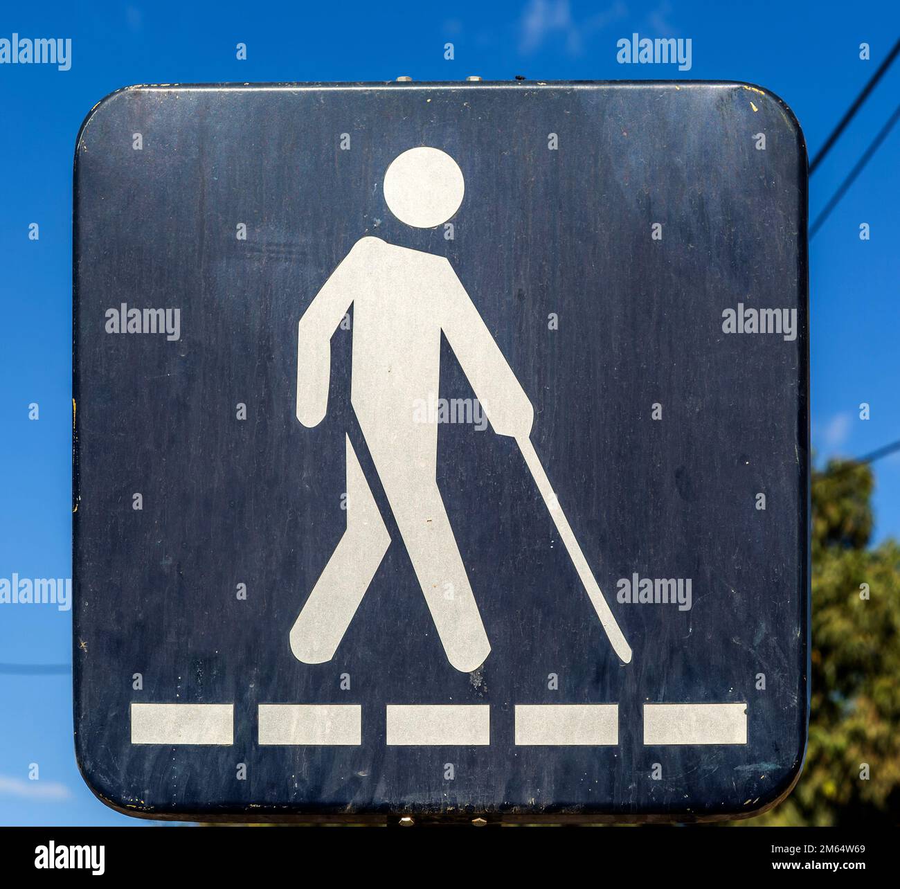 Straßenschild einer blinden Person, die die Straße überquert mit weißem Stock, Taroudant, Sous Valley, Marokko, Nordafrika Stockfoto