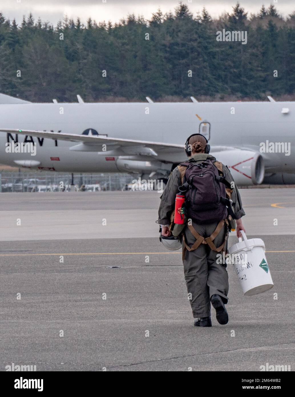 220401-N-VH871-1065 MARINE AIR STATION WHIDBEY ISLAND, Washington (1. April 2022) Naval Aircrewman (Betreiber) 3. Klasse Jordan Smith geht zu einem P-8A Poseidon Flugzeug, das den „Grauen Rittern“ der Patrouillenstaffel (VP) 46 zugewiesen ist, um sich auf einen regelmäßigen Einsatz in den USA vorzubereiten Fünfter und sechster Zuständigkeitsbereich der Flotte, 1. April 2022. VP-46 wird derzeit in die USA weitergeleitet Verantwortungsbereich der fünften und sechsten Flotte; wird dem Befehlshaber der Task Force 57 und 67 zugewiesen und ist respektvoll verantwortlich für die taktische Kontrolle der entsandten Seepatrouille und Aufklärungsgeschwader Stockfoto