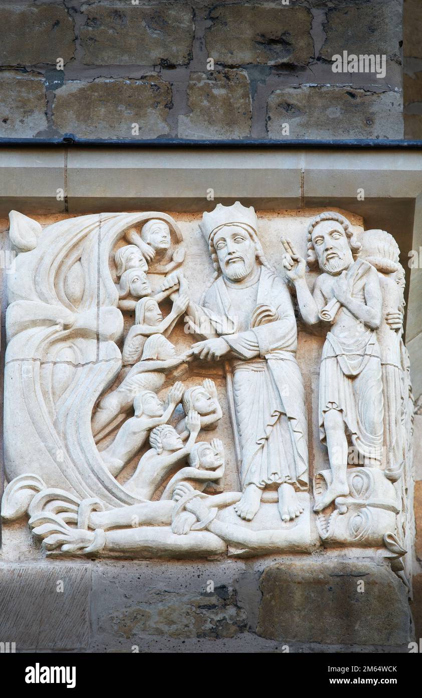 Frieze (von Jesus Christus, der auf dem Teufel steht und Menschen in den Himmel rettet) an der Westwand der christlichen Kathedrale in Lincoln, England. Stockfoto