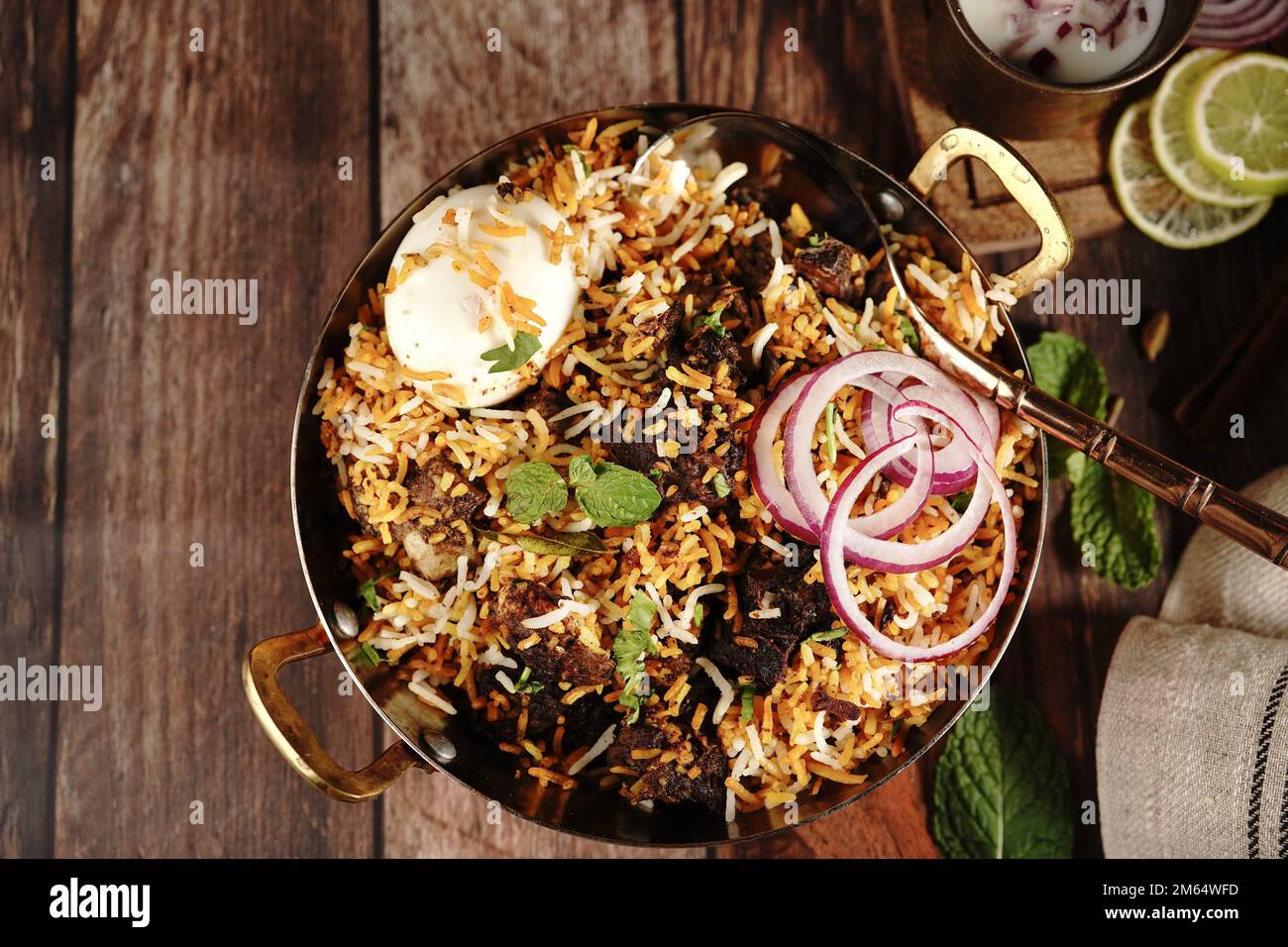 Hausgemachter Ziegenbraten-Biryani | Mutton dum Biryani serviert mit Joghurt-Rita, selektiv im Fokus Stockfoto