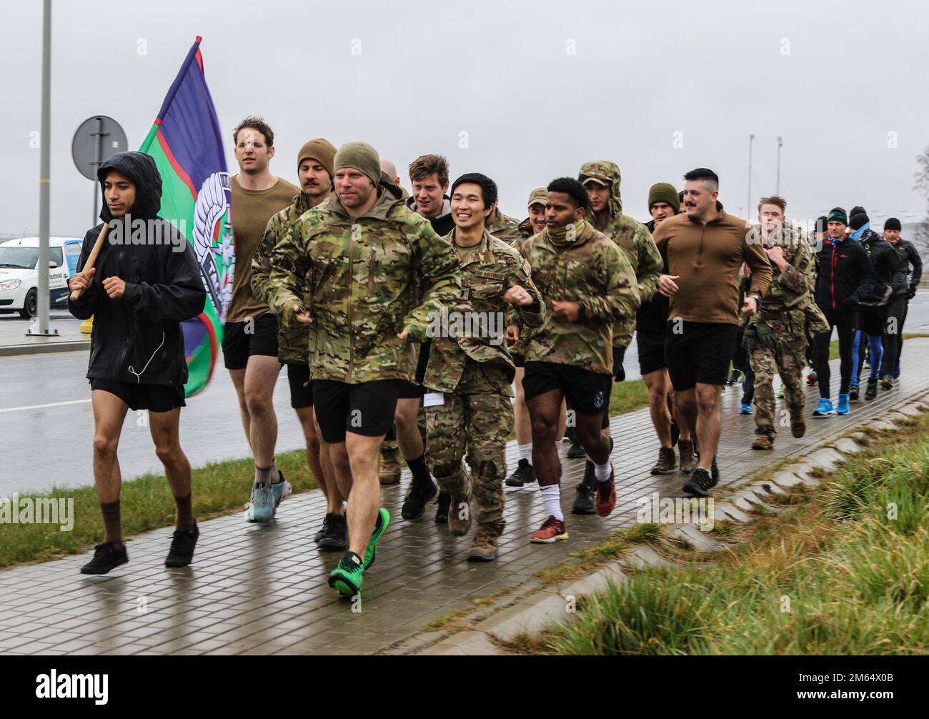 Mitglieder des Dienstes, die der Task Force 82 zugewiesen sind, nehmen zusammen mit ihren polnischen Alliierten in den USA Teil Air Force Tactical Air Control Party 24hr startet Challenge am Flughafen Rzeszow-Jasionka, Polen, vom 31. März bis 01. April 2022. Diese jährliche Veranstaltung wird von TACP-Einheiten in der Air Force zu Ehren derer abgehalten, die in die Pflicht gefallen sind, und für die Gold Star-Familien sensibilisiert. Stockfoto