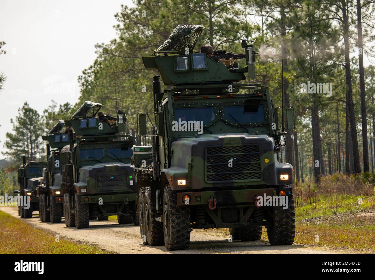 U.S. Marineinfanteristen mit Combat Logistics Regiment 37, 3. Marine Logistics Group, führen eine montierte M240B mittlere Maschinengewehr Reihe von Medium Tactical Vehicle Replacements während der Übung Atlantic Dragon auf Camp Blanding, Florida, USA, 1. April 2022. Atlantic Dragon ist eine Kraftgenerationsübung, die das Combat Logistics Regiment 37 als eintreffende Montageoperationsgruppe vorantreibt, um der III Marine Expeditionary Force taktische Logistikunterstützung zu bieten. Die Übung besteht aus einer experimentellen, auf See vorpositionierten Abladestaktik der militärischen Ausrüstung, die die Feldübung unterstützen wird Stockfoto