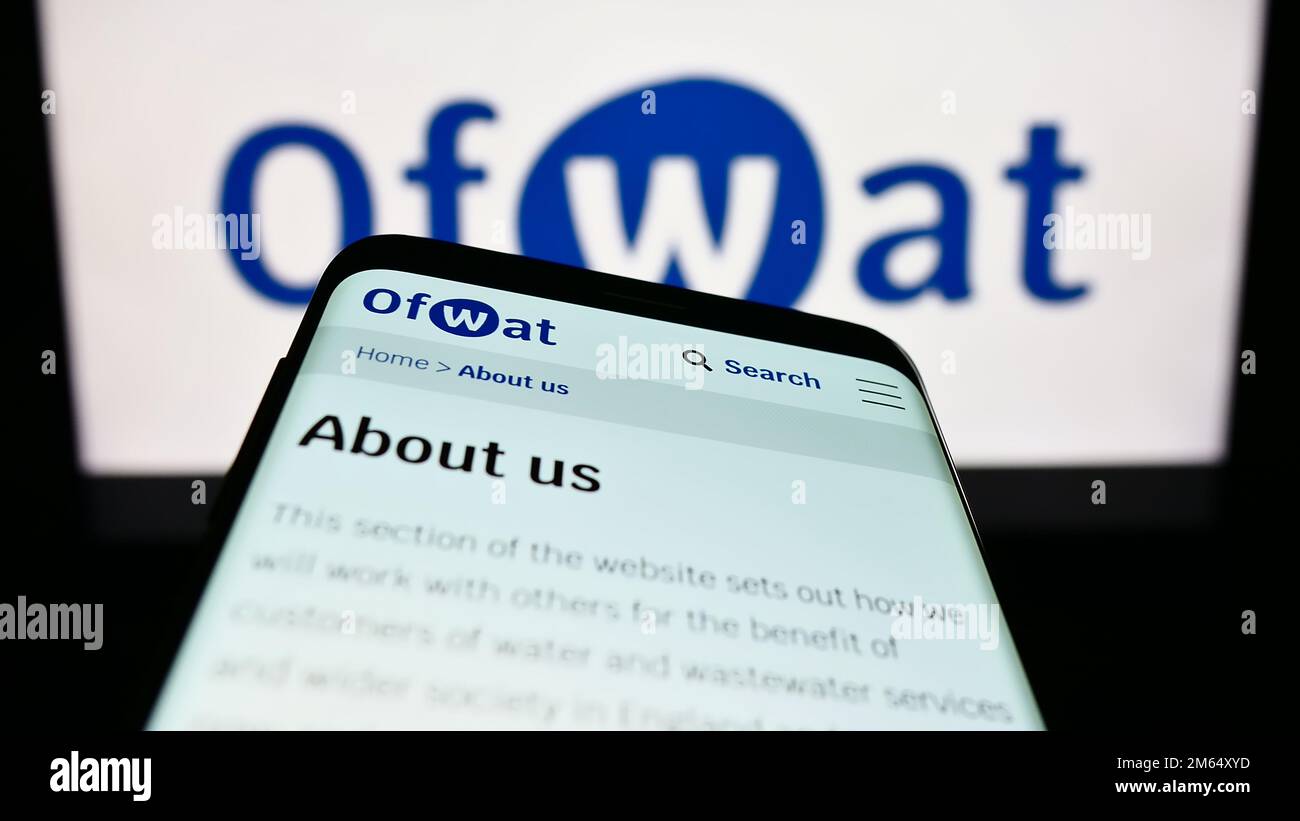 Smartphone mit Webseite der Wasserdienstregulierungsbehörde (Ofwat) auf dem Bildschirm vor dem Logo. Fokus auf oberer linker Seite des Telefondisplays. Stockfoto