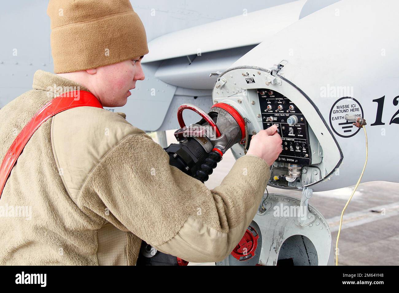 Dillon Terhaar mit der 127th Aircraft Maintenance Squadron bereitet sich darauf vor, eine A-10 Thunderbolt II auf der Selfridge Air National Guard Base, mir, 2. April 2022, zu tanken. Die 127th Aircraft Maintenance Squadron sorgt dafür, dass das Flugzeug sofort einsatzbereit ist. 127. Flügel, Flugzeugwartungsgeschwader, Selfridge Air National Guard Base, Stockfoto