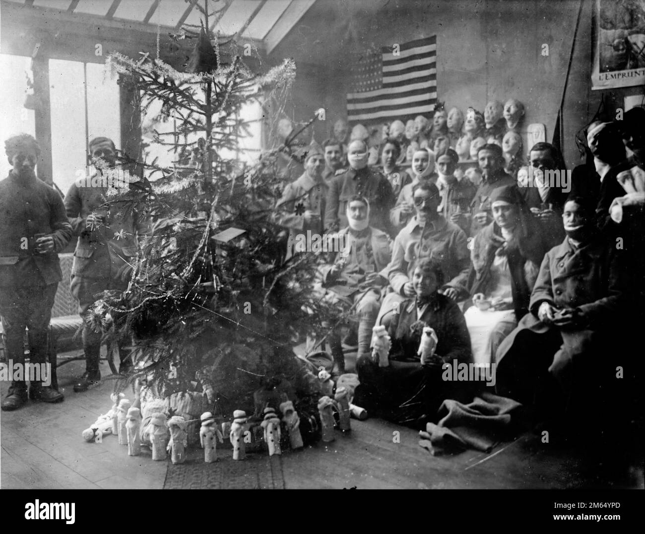 Frau Anna Coleman Ladd, die für das amerikanische Rote Kreuz arbeitet (im Vordergrund), umgeben von ihren Patienten in ihrem Studio am 1918. Weihnachtsfeiertag - Glass Negative Stockfoto