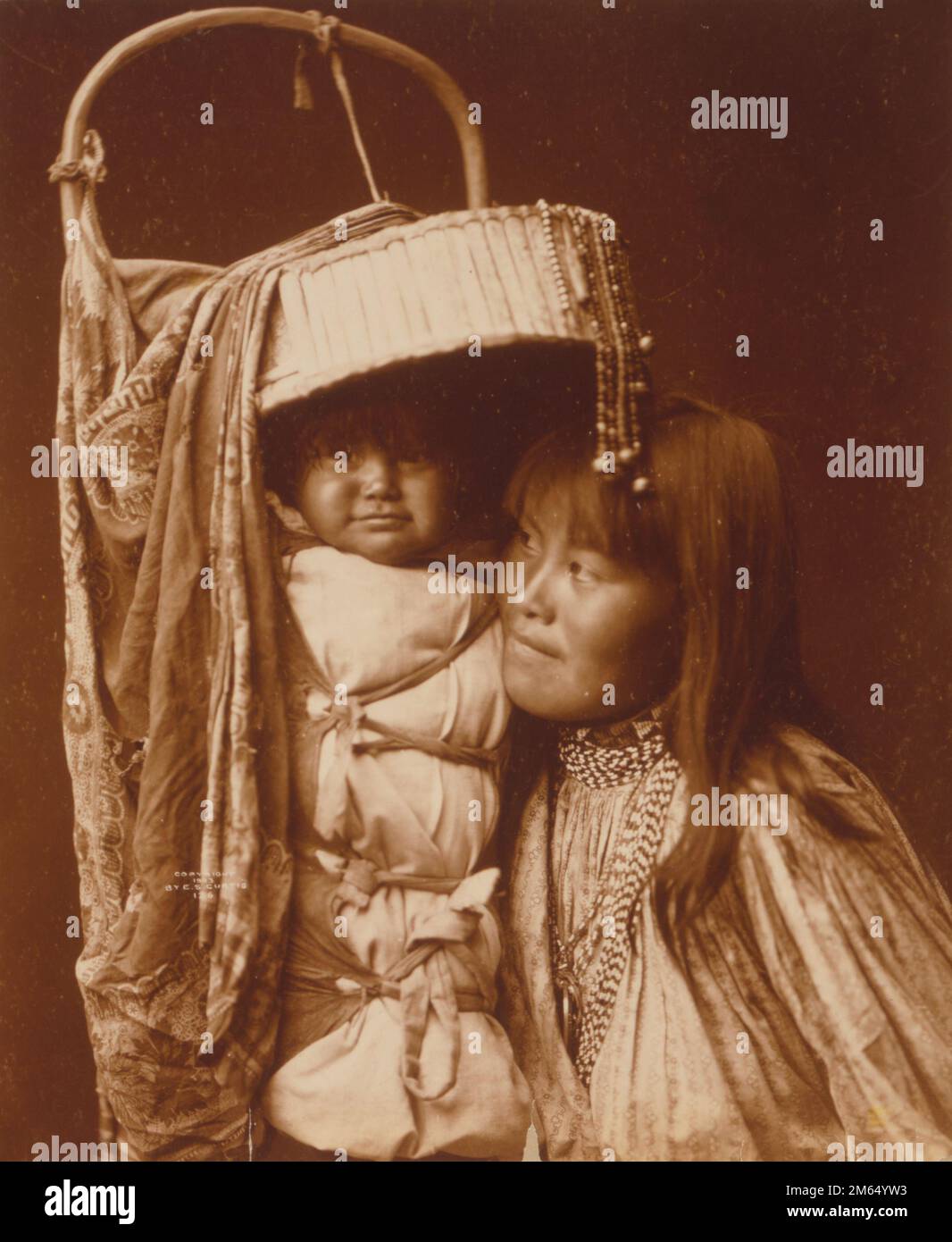 Apachenmädchen und Papoose - amerikanische Mutter mit Kind - Edward S. Curtis, 1868-1952, Fotograf, 1903 Stockfoto