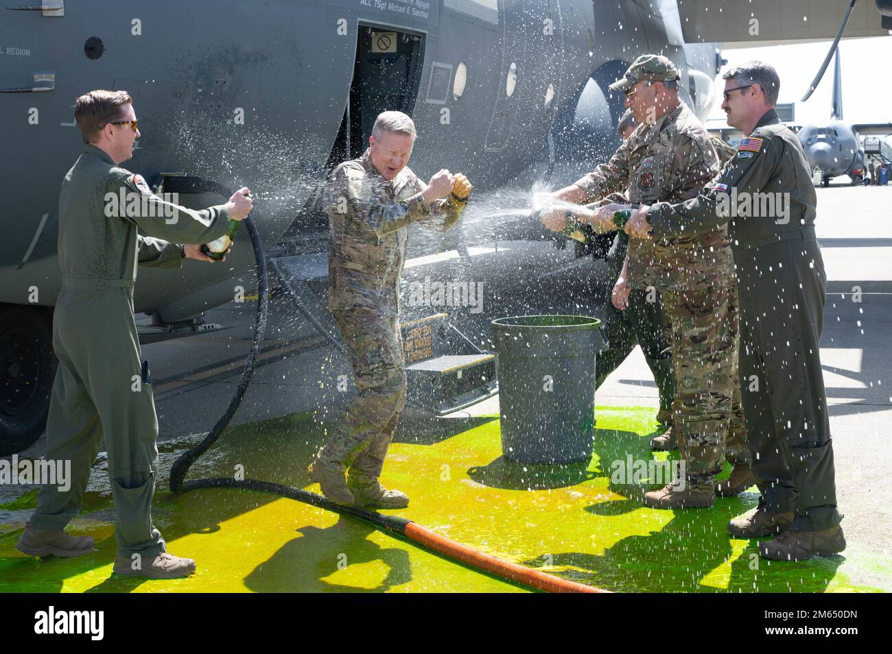 Nach einem letzten Flug mit einem HC-130J Combat King II Flugzeug, USA Air Force Chief Sgt. Sean Moore, Superintendent der 130. Rettungsschwadron, wird am 2. April 2022 von anderen Flugzeugbesatzungen und Kollegen auf der Moffett Air National Guard Base, Kalifornien, abgeschleift. Schleimen zu lassen ist Teil einer Alterstradition in der Such- und Rettungsgemeinschaft. Stockfoto