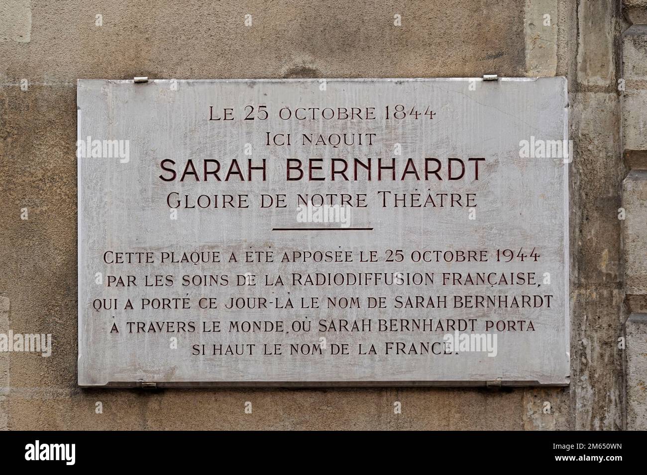 Frankreich, Paris, die Gedenktafel für Sarah Bernhardt in Erinnerung an ihren Geburtsort, Rue de l'Ecole de Medecine Photo © Fabio Mazzarella/Sintesi/Alamy Stock Phot Stockfoto