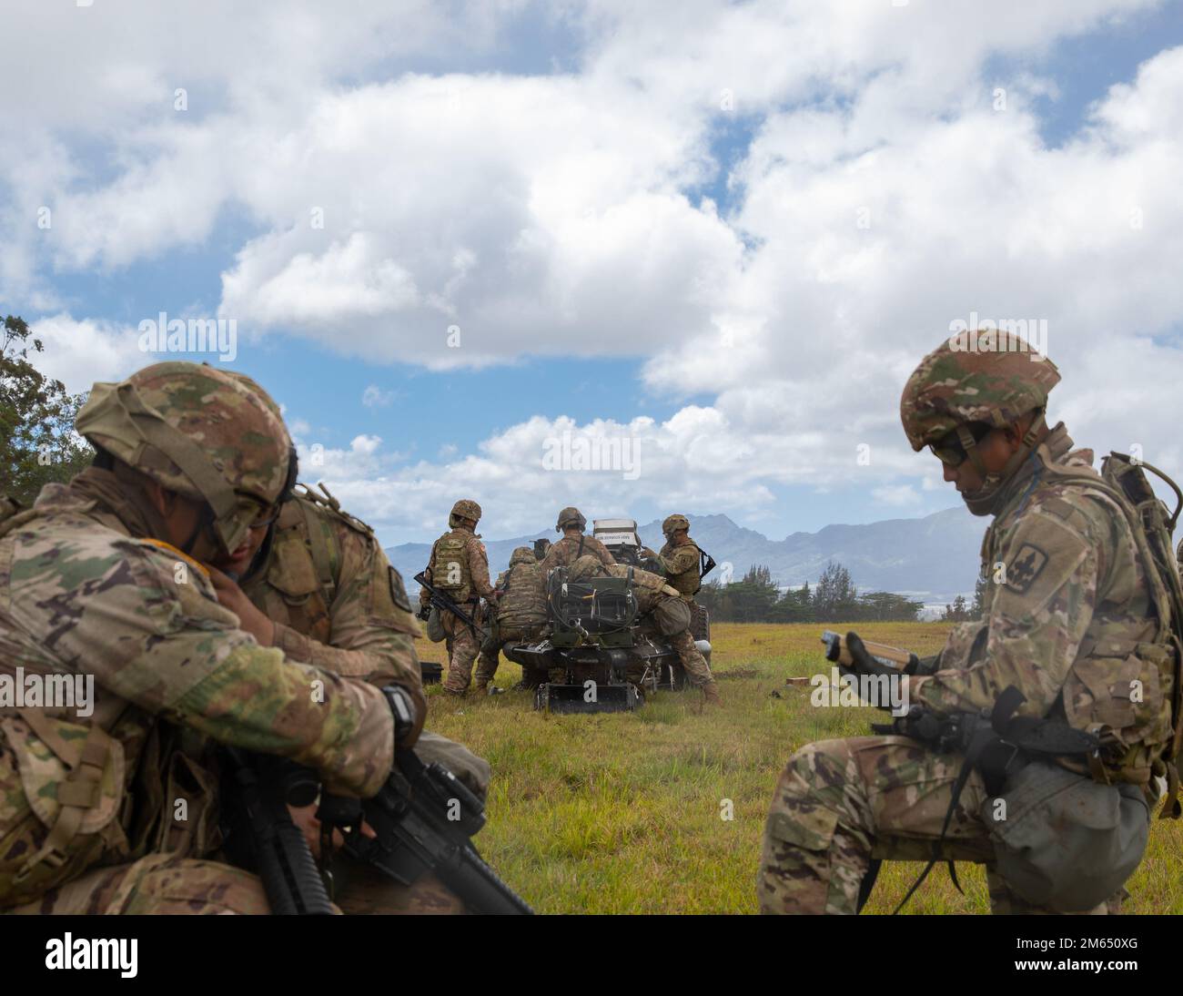 Soldaten der Nationalgarde von Bravo Battery, 1. Bataillon, 487. Artillerie-Regiment, 29. Infanterie-Brigaden-Kampfteam bereitet das M119A3-Haubitzen-Waffensystem für Übungsfeuer in den Schofield Barracks, Hawaii, am 2. April 2022 vor. Die Übung bestand aus einer M119A3Howitzer-Hebevorrichtung und einem Übungsfeuer. Stockfoto