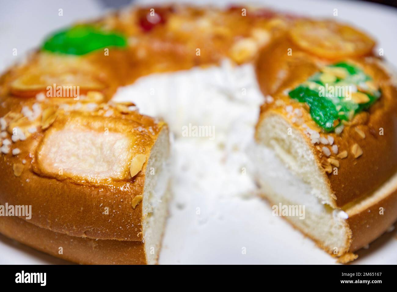 Roscón. Roscon de Reyes. Kingcake. Brötchen aus einem süßen Teig in Form eines Ringes, dekoriert mit Scheiben Kandierte Stockfoto