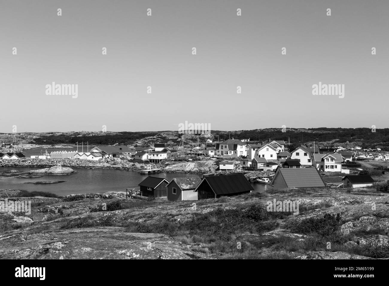 Szenen aus Vrango, einer Insel im Archipel bei Göteborg, Schweden, farbenfrohe Häuser, Hafen und Meereslandschaft Stockfoto