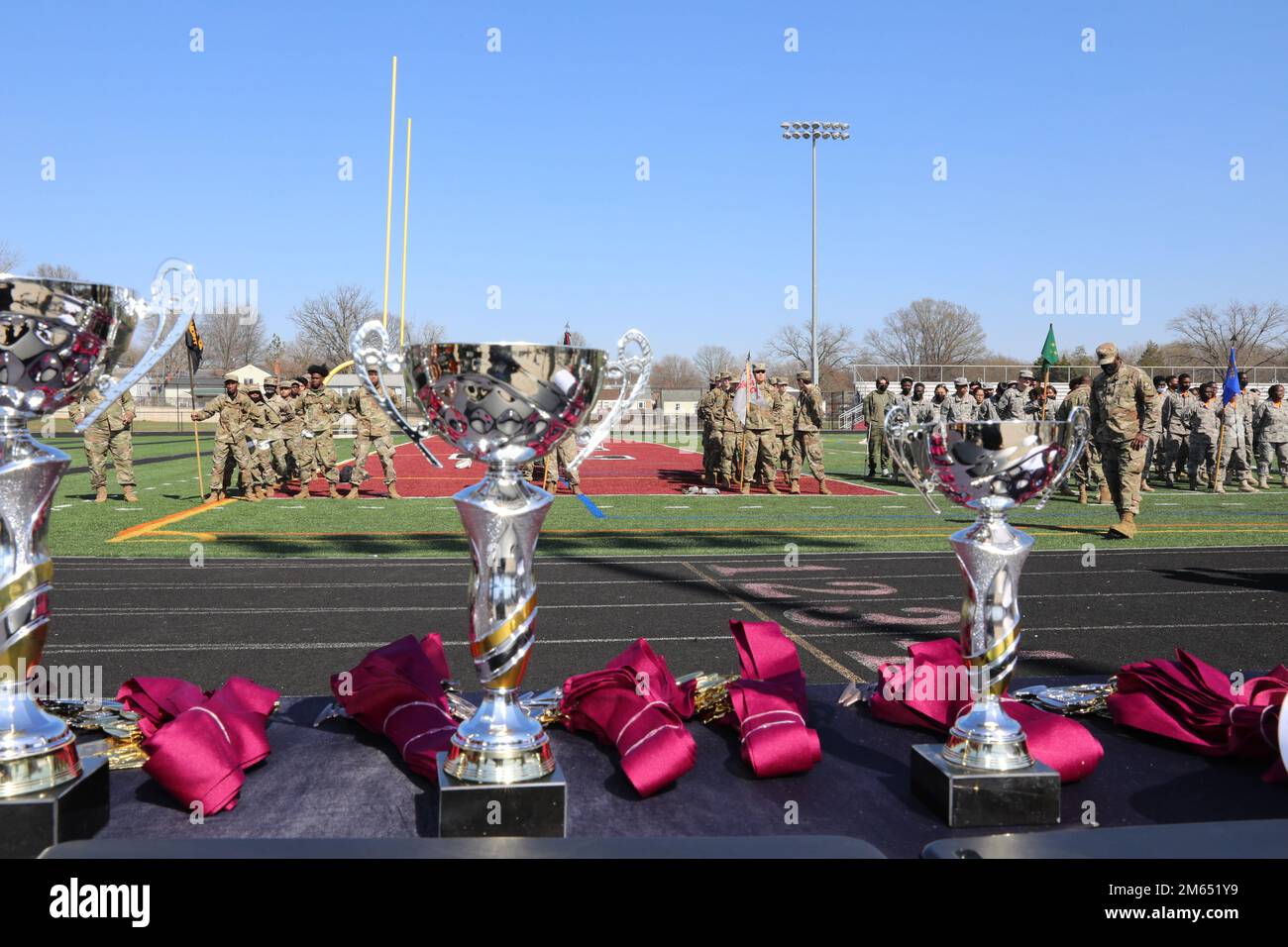 JROTC-Kadetten verschiedener High Schools stehen in Formation, während die Maryland Army National Guard am 2. April 2022 die Trophäenzeremonie der jährlichen Raiders Challenge 1. in der Fairmont Heights High School in Landover, Maryland, gesponsert hat. Die Kadetten führten einen Army Physical Fitness Test durch und nahmen an anderen Veranstaltungen Teil, bei denen ihre Kraft und ihre Fähigkeit, als Team zu arbeiten, auf die Probe gestellt wurden. Stockfoto