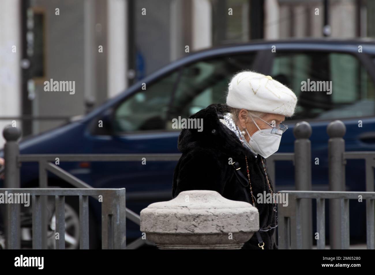 Ältere Person mit Schutzmaske geht in die Stadt Stockfoto