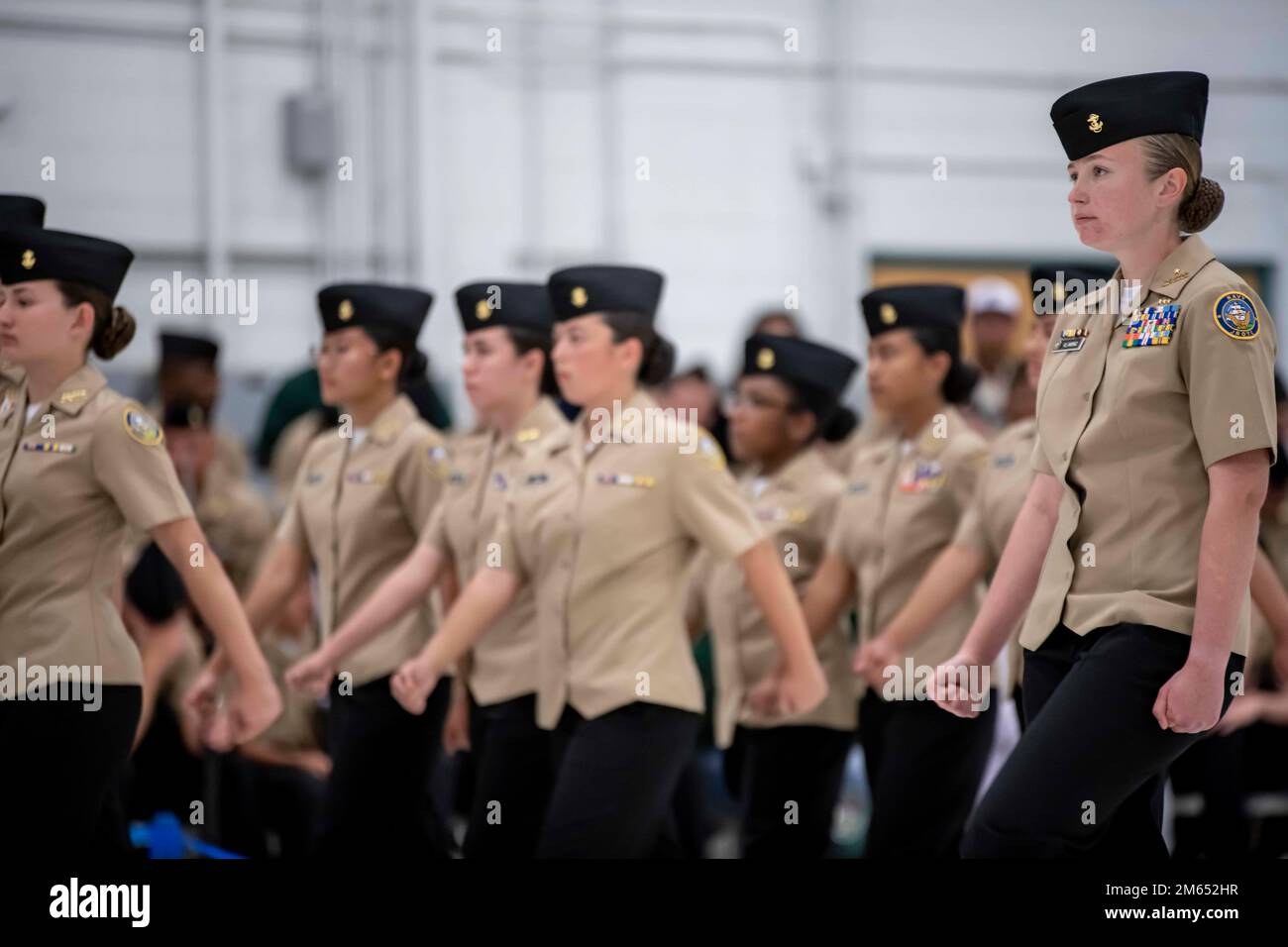 220402-N-PW480-5738 PENSACOLA, FLORIDA (2. April 2022) – die Kadetten des Navy Junior Reserve Officers Training Corps (NJROTC) nehmen am unbewaffneten Basic Drill Event des NJROTC National Academic, Athletic, and Drill Competition 2022 am 2. April Teil. NJROTC-Kadetten von 27 Schulen im ganzen Land versammelten sich für den Wettbewerb. Es ist die erste, die seit 2019 persönlich abgehalten wird und die umfassendste Prüfung der allgemeinen NJROTC-Schulung und -Leistung darstellt. Das Naval Service Training Command (NSTC) überwacht 583 NJROTC- und 58 Navy National Defense Cadet Corps (NNDCC)-Einheiten in den USA und weltweit. Stockfoto