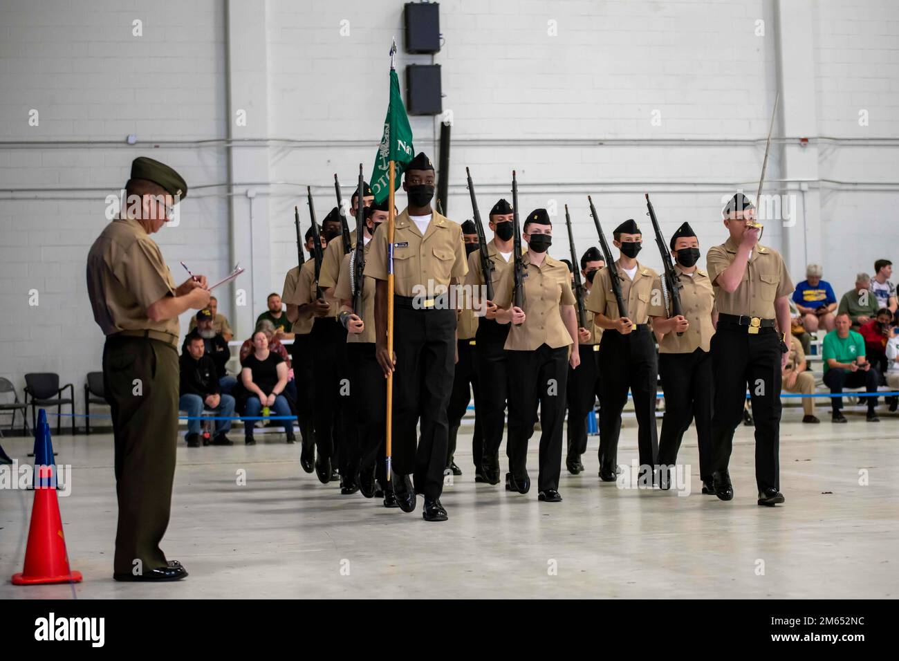 220402-N-PW480-5241 PENSACOLA, FLORIDA (2. April 2022) – die Kadetten des Navy Junior Reserve Officers Training Corps (NJROTC) werden während der bewaffneten Grundübung beim NJROTC National Academic, Athletic, and Drill Competition 2022 vom April 2 von einem Personalrichter inspiziert. NJROTC-Kadetten von 27 Schulen im ganzen Land versammelten sich für den Wettbewerb. Es ist die erste, die seit 2019 persönlich abgehalten wird und die umfassendste Prüfung der allgemeinen NJROTC-Schulung und -Leistung darstellt. Das Naval Service Training Command (NSTC) überwacht 583 NJROTC- und 58 Navy National Defense Cadet Corps (NNDCC)-Einheiten im ganzen Land und Stockfoto