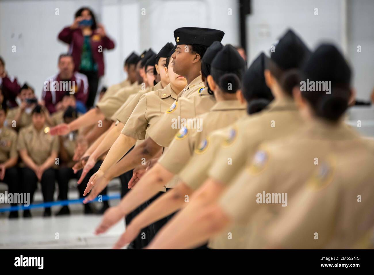 220402-N-PW480-5481 PENSACOLA, FLORIDA (2. April 2022) – die Kadetten des Navy Junior Reserve Officers Training Corps (NJROTC) nehmen an der unbewaffneten Ausstellungsübung beim NJROTC National Academic, Athletic, and Drill Competition 2022 Teil, April 2. NJROTC-Kadetten von 27 Schulen im ganzen Land versammelten sich für den Wettbewerb. Es ist die erste, die seit 2019 persönlich abgehalten wird und die umfassendste Prüfung der allgemeinen NJROTC-Schulung und -Leistung darstellt. Das Naval Service Training Command (NSTC) überwacht 583 NJROTC- und 58 Navy National Defense Cadet Corps (NNDCC)-Einheiten in den USA und weltweit. Stockfoto