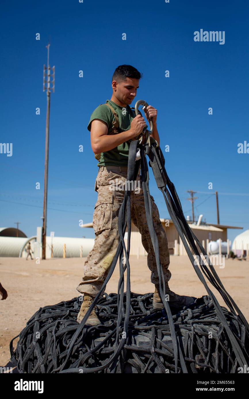 USA Marine Corps Lance CPL. Lazaro Cisneros Jr., ein Spezialist für Landungsunterstützung beim Combat Logistics Battalion 45, Landing Support Company, 4. Marine Logistics Group, inspiziert während der Integrated Training Exercise 3-22 am Marine Corps Air Ground Combat Center Twentynine Palms, Kalifornien, 2. April 2022. ITX ist ein Live-Fire-Ereignis, das die Einsatzbereitschaft der Einheit erhöht. Er lehrt die taktische Anwendung kombinierter Waffenmanöver, Offensive und Defensive während des Kampfes. Stockfoto