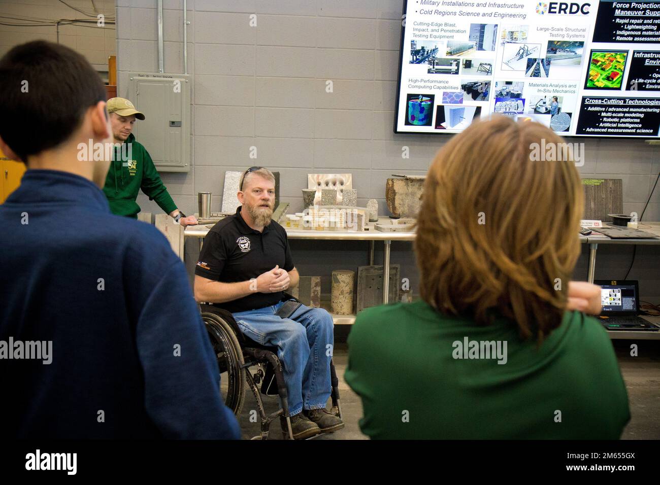 Cody Goss aus den USA Army Engineer Research and Development Center (ERDC) Geotechnical and Structures Laboratory spricht mit Boy Scouts vom Andrew Jackson Council, der vom 1. Bis 2. April 2022 den Campus des ERDC in Vicksburg, Mississippi, besuchte, um dort ein Wochenende lang zu verbringen und eine praktische Tour durch die Forschung und Technologie zu machen, die auf der Station entwickelt wird. Stockfoto