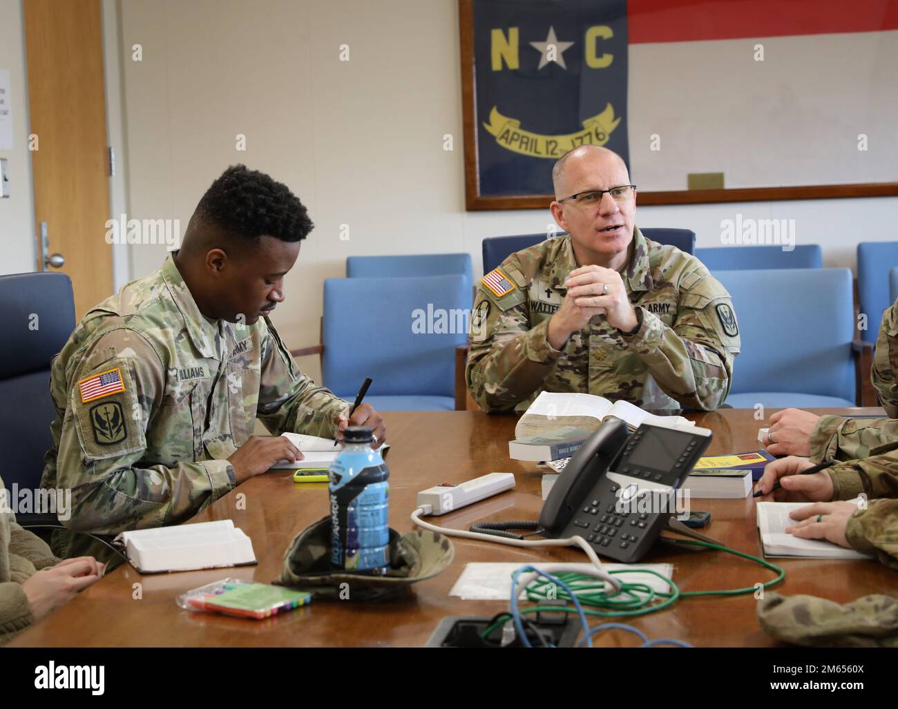 North Carolina National Guardsmen Major James Watters, der Kaplan der 449. Kampfluftfahrtbrigade, und Staff Sgt. Jarvis Williams, der 449. CAB-Spezialist für religiöse Angelegenheiten, leitete einen religiösen Dienst in Morrisville, N.C., am 3. April 2022. (Fotos gemacht von Army National Guard Sergeant Hannah Tarkelly) Stockfoto