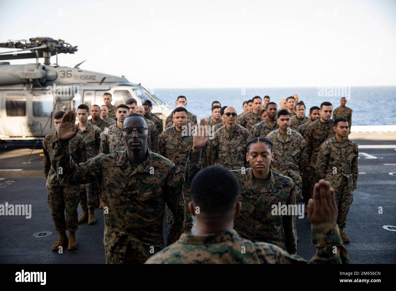 USA Mujuni Menani, ein Administrator für Datensysteme, verließ das Marinekorps CPL. Und CPL. Symone White, ein Netzwerkadministrator, rechts, beide mit der 22. Marineexpeditionstruppe, stellen sich als Teil des Commandant's Retention Program (CRP) an Bord des Amphibienschiffs USS Kearsarge (LHD 3) der Wasp-Klasse im Atlantik wieder auf, 26. Juli 2022. Das CRP konzentriert sich darauf, die talentiertesten Marines für die erste Amtszeit zu halten, indem es den Wiedereingliederungsprozess rationalisiert und sinnvolle Anreize für die Wiedereinstellung bietet. Die Kearsarge Amphibious Ready Group startete 22. MEU unter dem Kommando und der Kontrolle von Task for Stockfoto