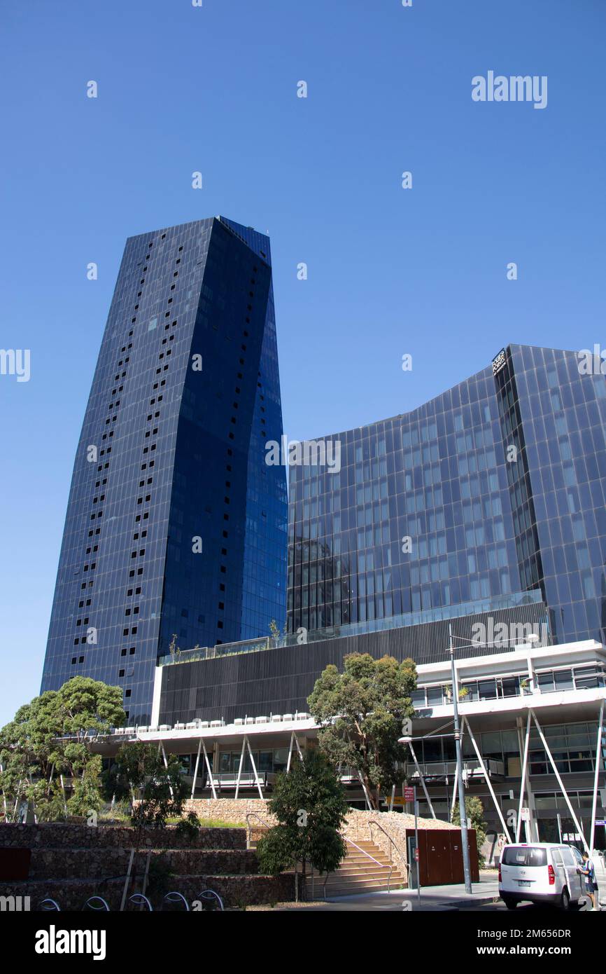 Ein hohes Bürogebäude mit Glasfront in den Docklands in Melbourne, Victoria, Australien Stockfoto