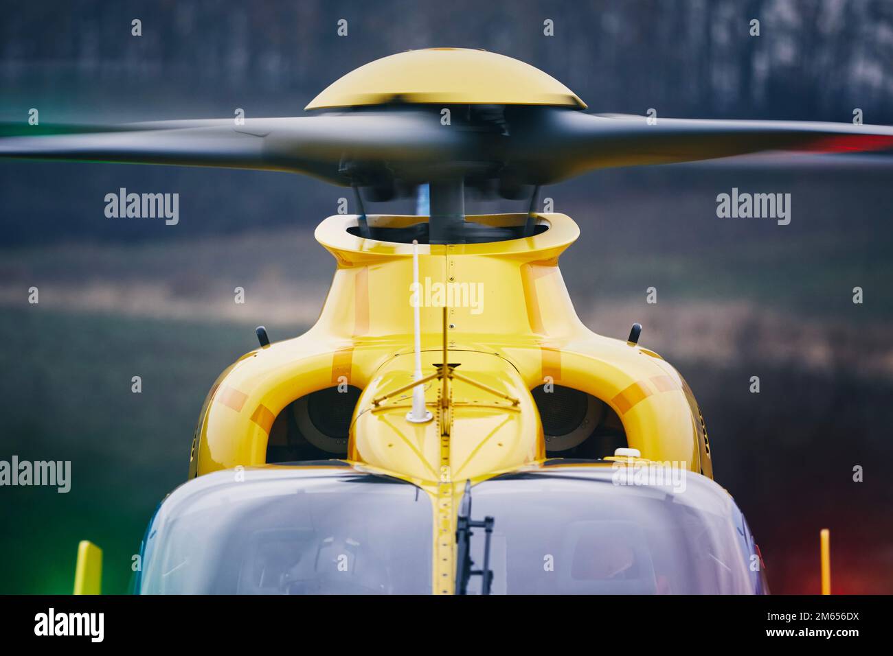 Nahrotor des Hubschraubers des Rettungsdienstes während des Starts. Stockfoto