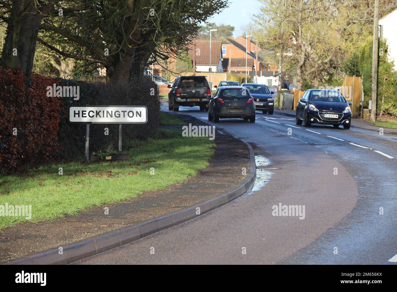 Straße, die in das Lincolnshire-Dorf Heckington führt, Autos fahren in das Dorf und aus dem Dorf. Stockfoto
