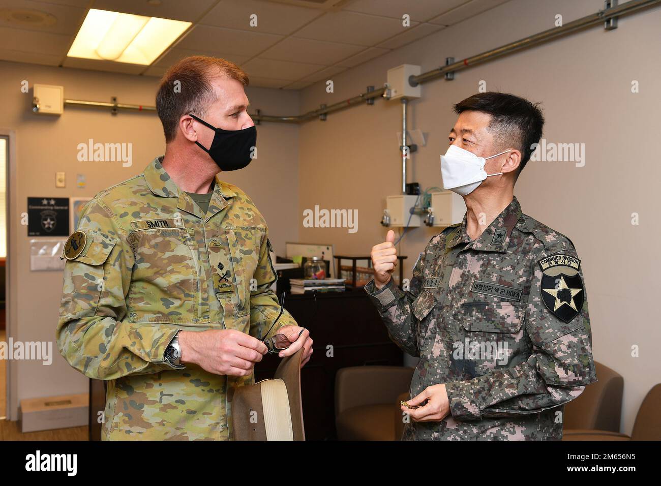 Generalmajor Chris R. Smith, Australian Army, USA Army - Pacific (USARPAC), Stellvertretender Befehlshaber - Australien, traf sich mit Brigadegeneral Kim, Nam Hoon, 2. ID/RUCD Stellvertreter des Befehlshabers General-ROK in der 2ID/RUCD Freeman Hall. Stockfoto