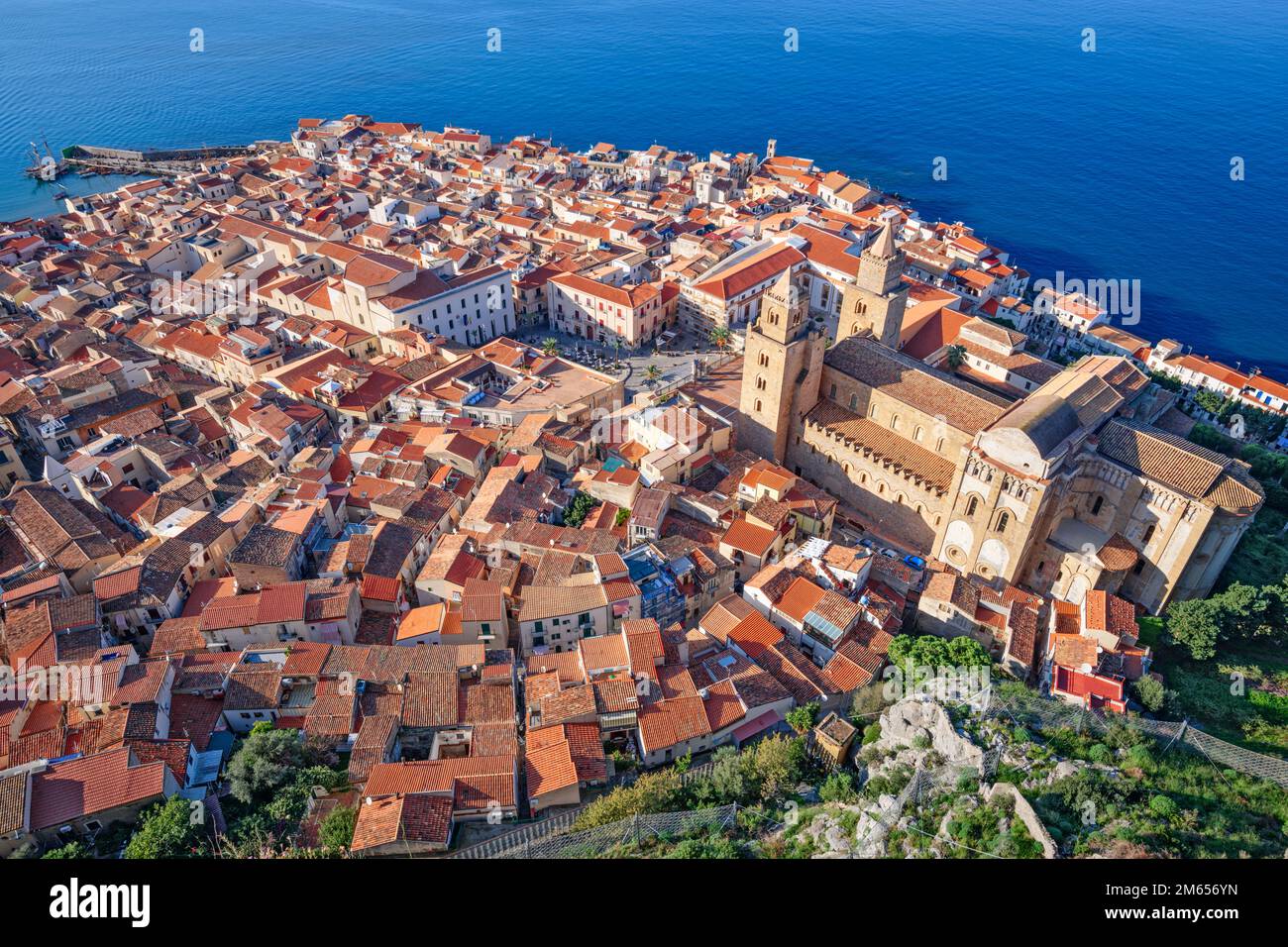 Cefalu, Sizilien, Italien von oben am Tyrrhenischen Meer. Stockfoto