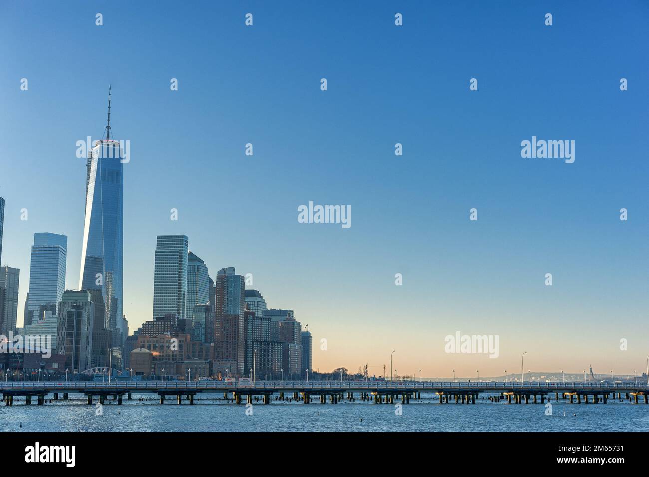 Stadtbild mit New York. Hudson River im Vordergrund, Trade Center und Manhattan im Hintergrund. NYC, USA Stockfoto