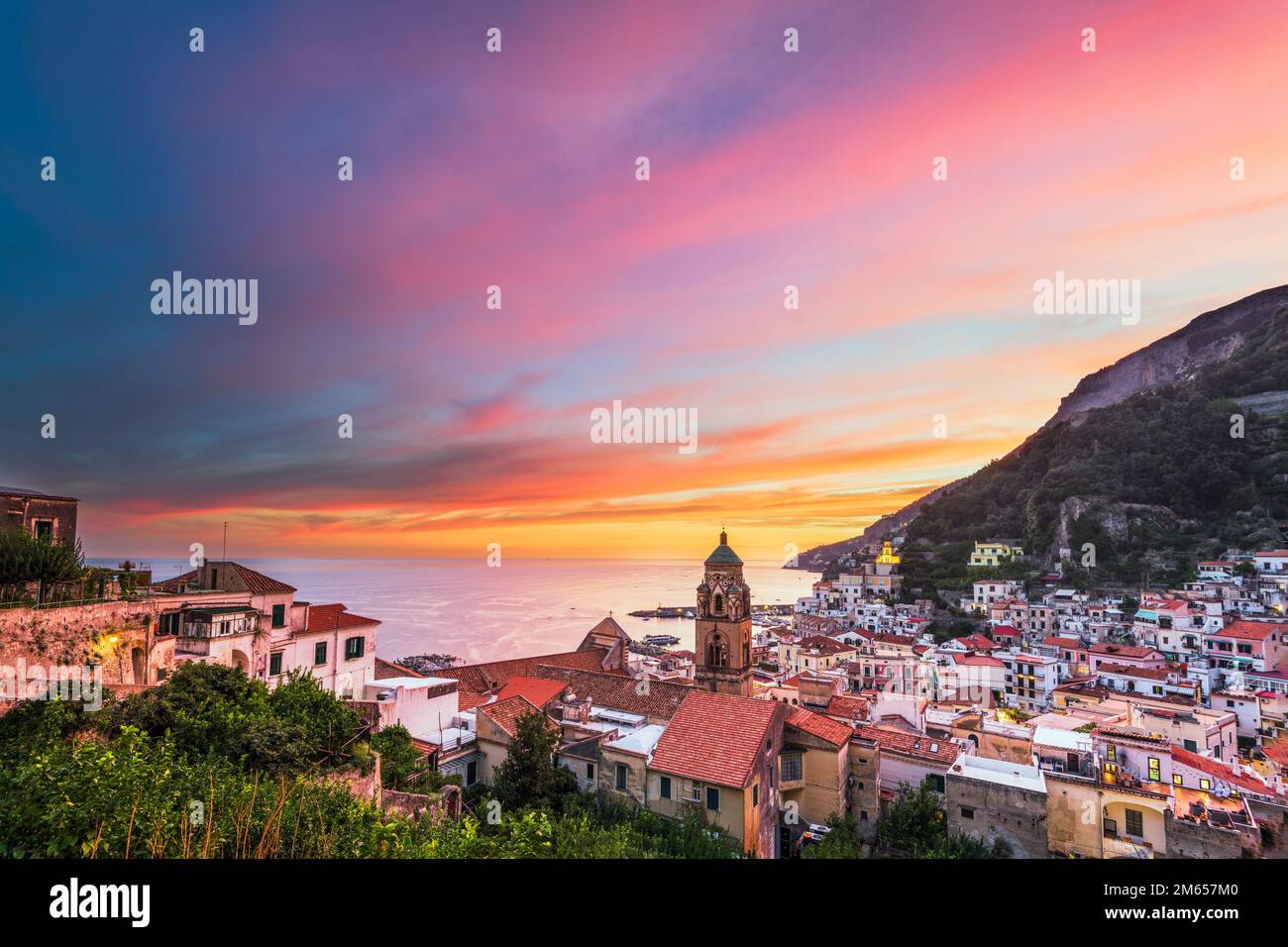 Amalfi, Italien, an der Amalfiküste in der Dämmerung. Stockfoto