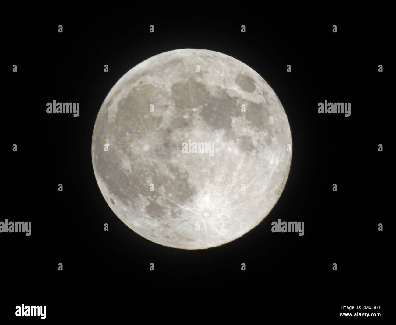 Vollmond über Old Bridge, New Jersey, auf schwarzem Hintergrund mit Platz für Kopie -21 Stockfoto