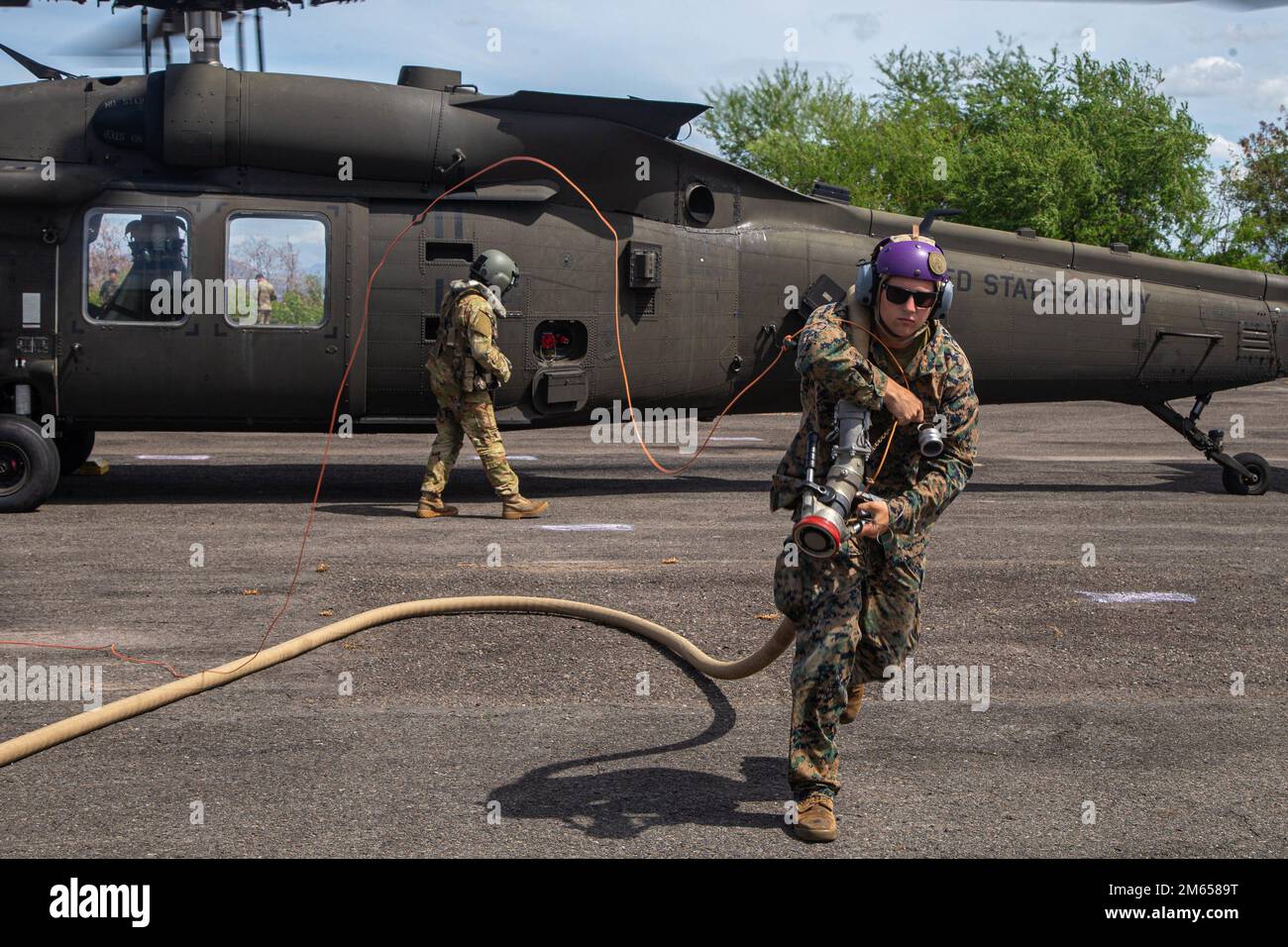 EIN US-AMERIKANISCHER Marinesoldat wurde dem Marinesoldat 172 (MWSS-172) zugeteilt, und ein Soldat mit der 25. Kampfluftfahrtbrigade, 25. Infanteriedivision, hat einen Army UH-60 Hawk Helikopter an einem vorderen Scharfstellen- und Tankpunkt aufgetankt, während Balikatan 22 in Subic Bay, Philippinen, 3. April 2022. Balikatan ist eine jährliche Übung zwischen den Streitkräften der Philippinen und dem US-Militär, die darauf abzielt, die bilaterale Interoperabilität, Fähigkeiten, Vertrauen und Zusammenarbeit zu stärken, die über Jahrzehnte hinweg aus gemeinsamen Erfahrungen aufgebaut wurden. Balikatan, Tagalog für „Schulter-zu-Schulter“, ist ein langjähriges bilaterales Abkommen Stockfoto