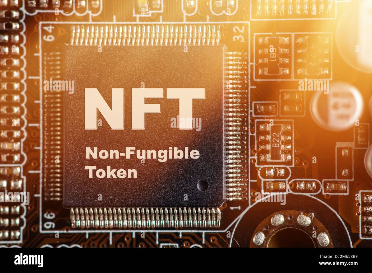 Nicht fungierbares NFT-Token. NFT auf der Hauptplatine. Krypto-Kunst-Konzept. Technologie, die einzigartige Sammlerstücke, Spielcharaktere, Blockchain-Elemente und Digita verkauft Stockfoto