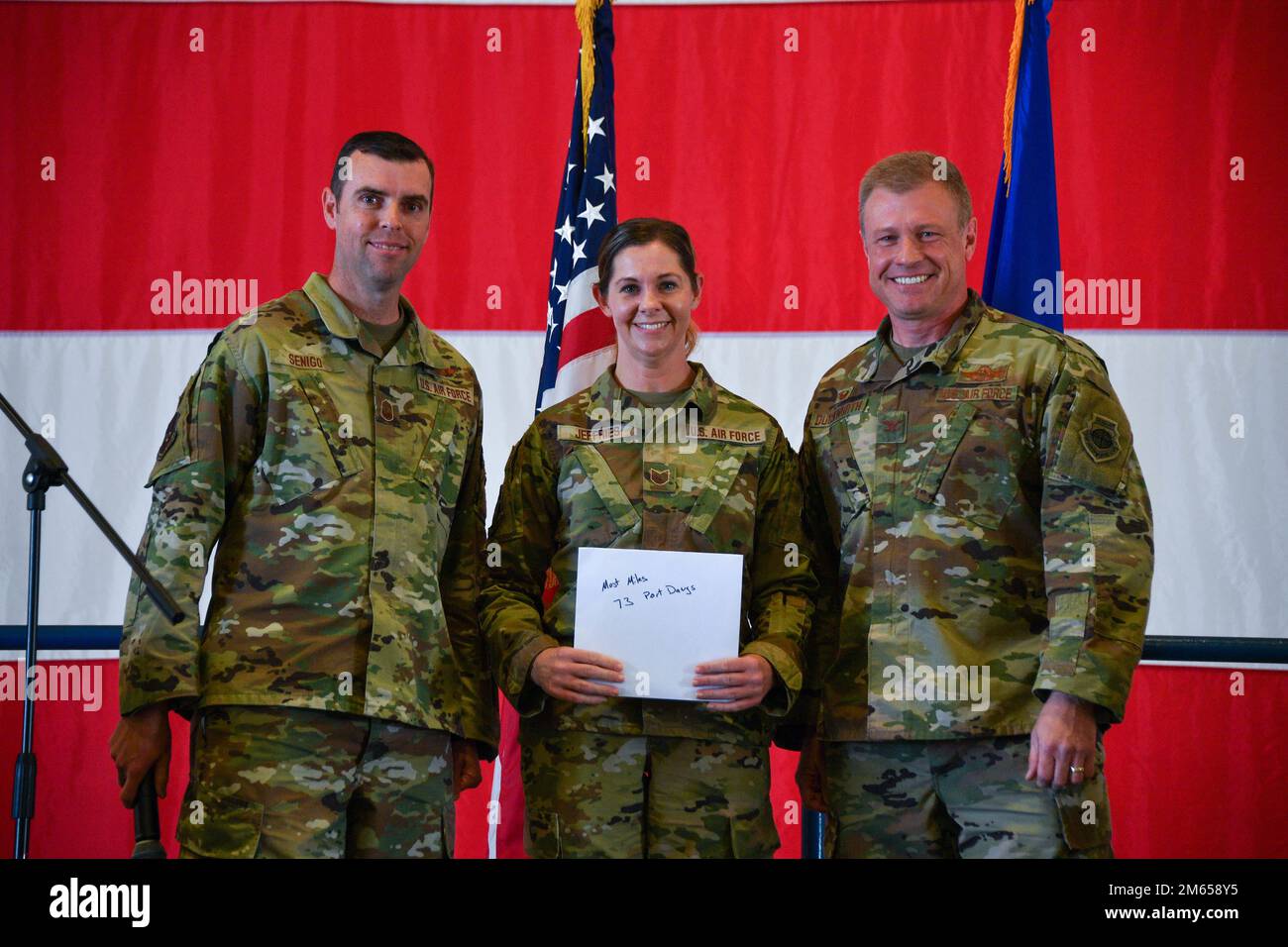 301. Mitglieder des Kampfflügels posieren für ein Foto am 03. April 2022 in der Naval Air Station Joint Reserve Base Fort Worth, Texas. Oberst Allen Duckworth, 301 FW Commander, und Chief Master Sgt. Michael Senigo überreichten eine Auszeichnung an die 73. Aerial Port Squadron für die meisten Schritte als Gruppe bei der Walk Over Texas Challenge. Stockfoto