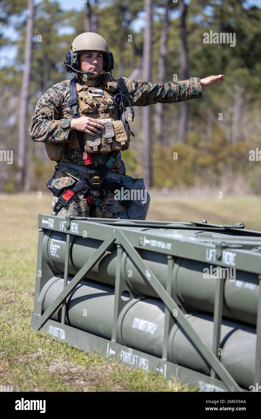 USA Marinekorps SSgt. Rodman Charlesworth, ein Cape May Court House, New Jersey, einheimischer und Raketenleiter mit 2D. Bataillon, 10. Marineregiment beladene während der Übung Rolling Thunder 22-2 in Camp Lejeune, North Carolina, April eine Reduced Range-Übungsrakete M142 High Mobility Artillery Rocket System. 4, 2022. Bei dieser Übung handelt es sich um ein 10. von den Marines geführtes Live-Feuer-Artillerieereignis, bei dem die Fähigkeiten der Einheit getestet werden, in einer simulierten Küstenumgebung gegen eine Peer-Bedrohung in einem dynamischen und vielschichtigen Szenario zu arbeiten. Stockfoto