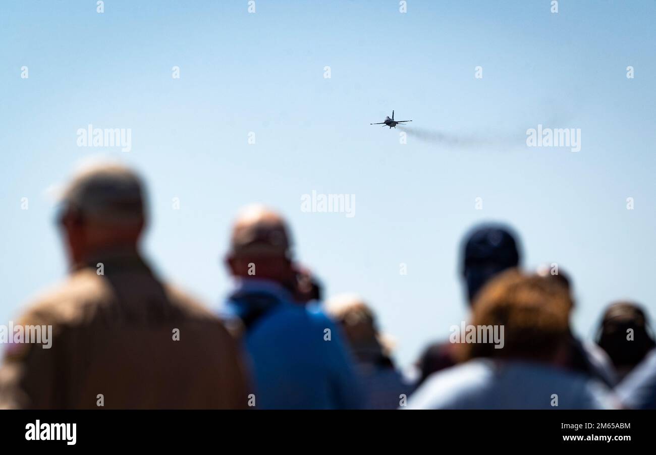 USA Air Force Captain Aimee ‚Rebel‘ Fiedler, F-16 Viper Demonstrationsteam Pilot und Commander, fliegt während der Shaw Air & Space Expo am Shaw Air Force Base, South Carolina, 3. April 2022 über die Menge. Die Teilnahme an Flugshows ermöglicht es den 20FW, ihre Fähigkeiten der Öffentlichkeit zu zeigen und gleichzeitig die Beziehungen zur Gemeinschaft aufzubauen. Stockfoto