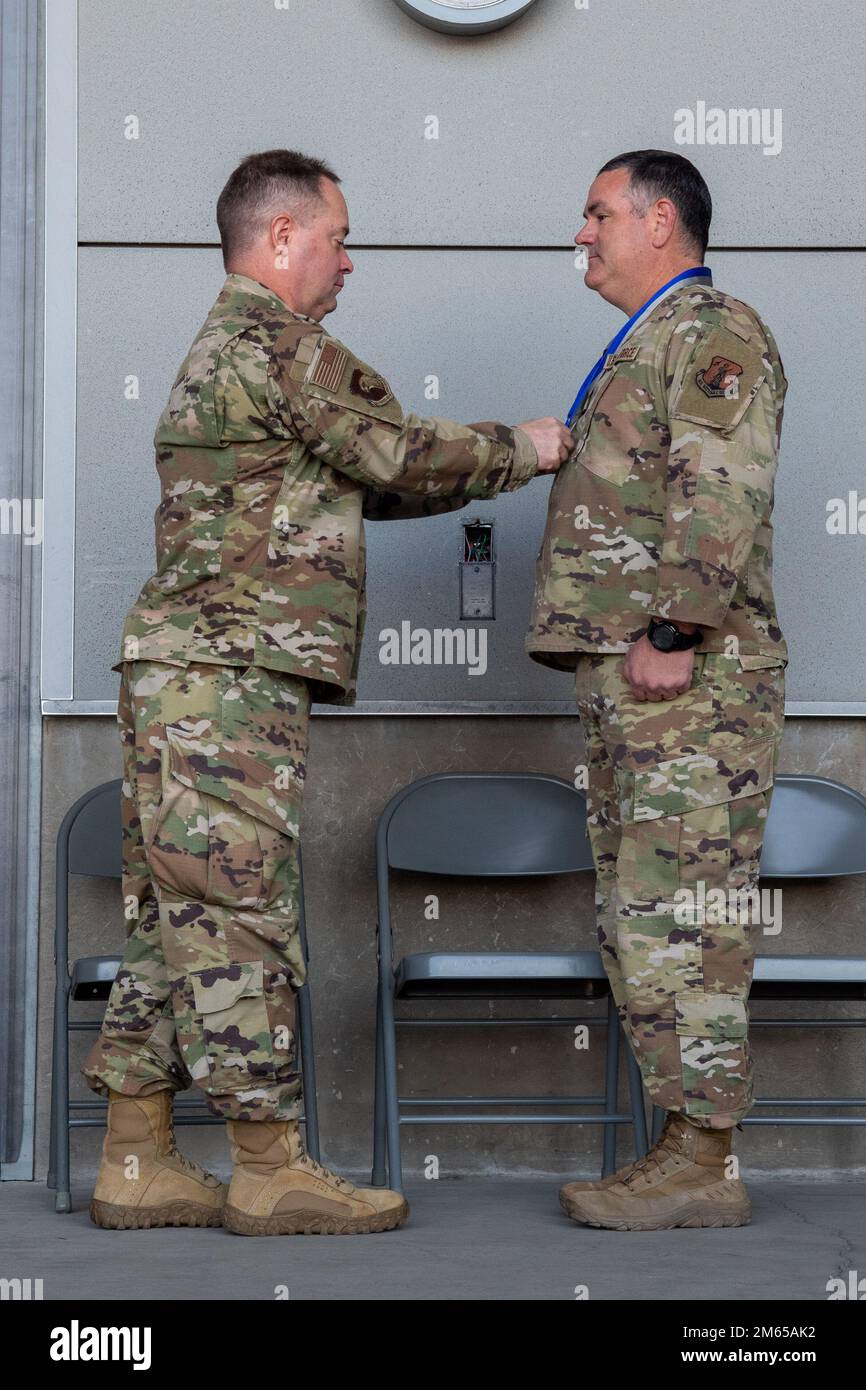 Oberst Brian Gunderson, Nevada Air National Guard Director of Staff-Air verleiht Major General Drennan A. Clark Orden von Nevada an Senior Master Sgt. Rommie Brown für seinen verdienstvollen Dienst vom 30. August 1990 bis zum 30. Januar 2022. Brown begann seine Karriere bei der US-Armee im Jahr 1990 und diente als mechanisierter Infanterie-Mann, der Soldaten schützte. 1994 wechselte er zur Nevada Air National Guard und war mehr als 27 Jahre bei der Nevada Air National Guard in verschiedenen Positionen im Luftwaffenflügel 152. tätig, zu denen auch das 152. Logistik-Bereitschafts-Geschwader und das 152. Nachrichtengeschwader gehörten. Stockfoto