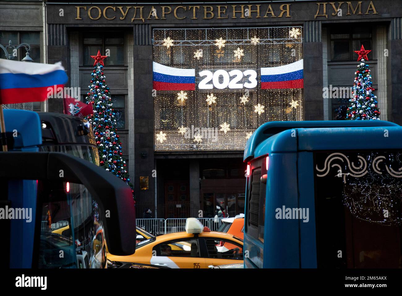 Moskau, Russland. 2. Januar 2023 dekorierte Haupteingang und Fassade der Staatsduma der Russischen Föderation während der Neujahrsferien im Zentrum von Moskau, Russland Stockfoto