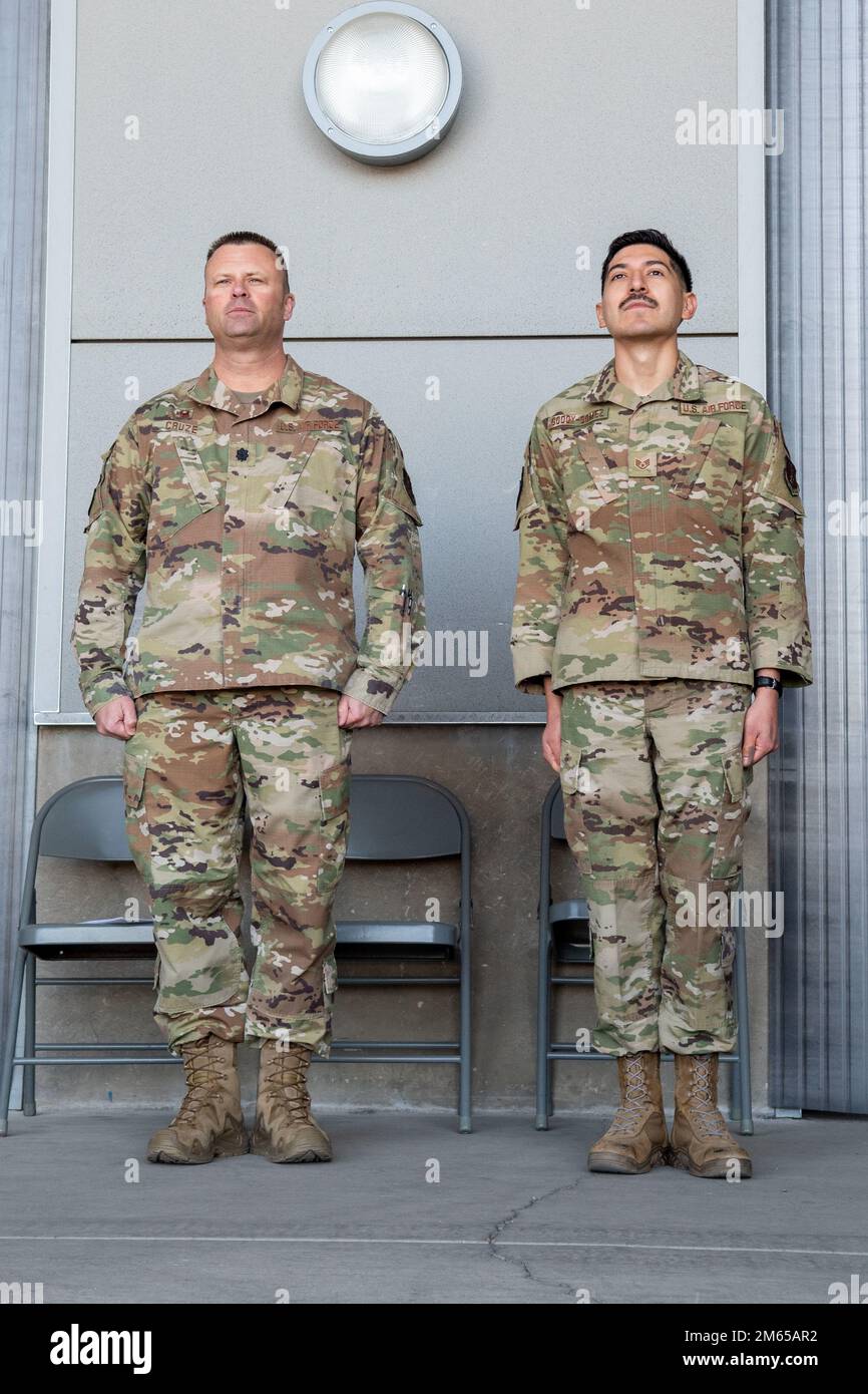 Leutnant Shaun Cruze, Kommandant der 152. Logistik-Bereitschaftsstaffel, befördert Staff Sergeant Marco Godoy Gomez zum technischen Sergeant während des Sammelsurfs der Einheit am 2022. April auf der Nevada Air National Guard Base, Reno. Stockfoto